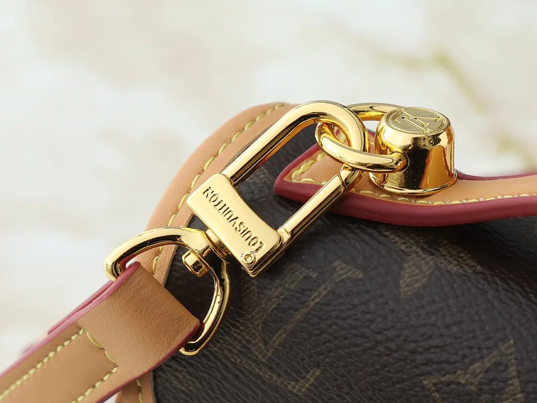💰Large 120, Small 220💰Upgraded original version🍇 M44919 M51121 M51120 This retro and fashionable LV Ivy handbag is the focus of Nicolas Ghesquière’s 2020 early spring series fashion show. The design is inspired by Bel in 1994 The Air handbag is made of Monogram canvas and natural cowhide, exuding a "retro school bag" style. The leather opening and closing buckle is also embellished with LV logo and other fashionable new details. In addition to being carried by hand at fashion shows, the Monogr can also be carried hands-free using the shoulder strap. am coated canvas natural cowhide leather trim microfiber lining gold-tone hardware top carry handle detachable adjustable length shoulder strap leather fastening buckle with LV logo flap with buckle fastening inner patch pocket on the back Dimensions: large 29x24x10, small 23.5x18x9 cm