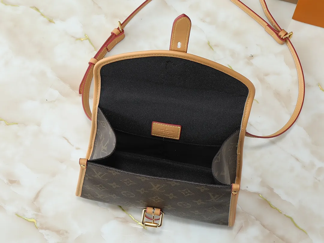 💰Large 120, Small 220💰Upgraded original version🍇 M44919 M51121 M51120 This retro and fashionable LV Ivy handbag is the focus of Nicolas Ghesquière’s 2020 early spring series fashion show. The design is inspired by Bel in 1994 The Air handbag is made of Monogram canvas and natural cowhide, exuding a "retro school bag" style. The leather opening and closing buckle is also embellished with LV logo and other fashionable new details. In addition to being carried by hand at fashion shows, the Monogr can also be carried hands-free using the shoulder strap. am coated canvas natural cowhide leather trim microfiber lining gold-tone hardware top carry handle detachable adjustable length shoulder strap leather fastening buckle with LV logo flap with buckle fastening inner patch pocket on the back Dimensions: large 29x24x10, small 23.5x18x9 cm