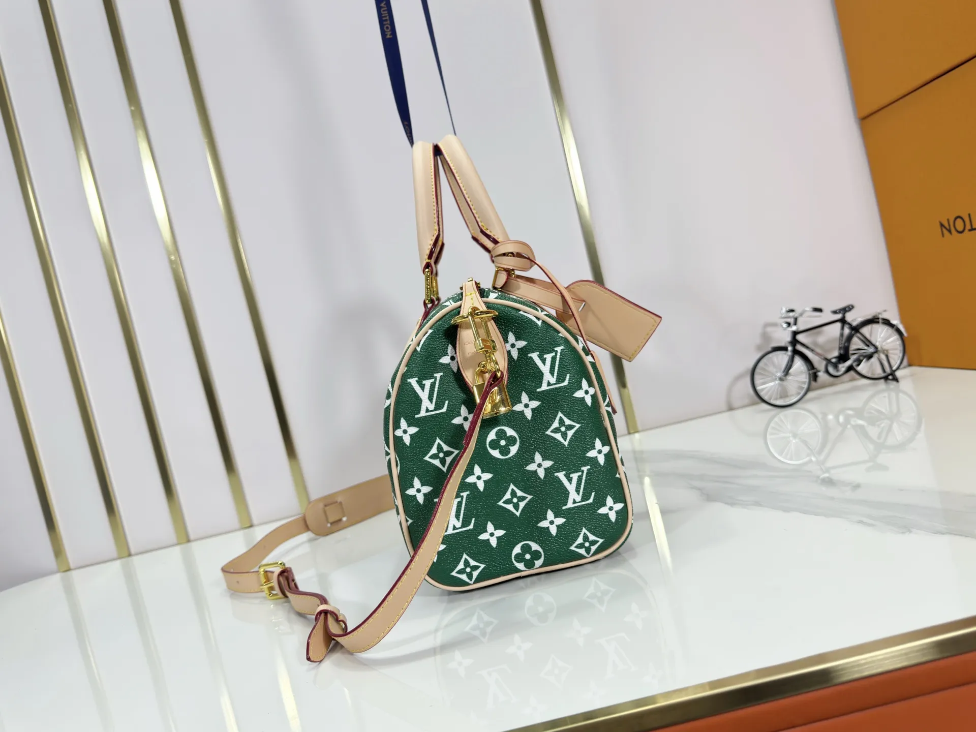 P280 Upgraded original M24426 M24425 M24424 M24423 M24443 M This Speedy Bandoulière 25 Monogram Leather handbag is made of soft cow leather and uses Monogram pattern to reproduce the elegant look and feel of canvas printing. Dazzling metal hardware, sheepskin lining and nameplate all reflect Creative Director Pharrell Williams' relentless attention to detail. Dimensions: 25.0 x 15.0 x 15.0 cm (length x height x width)