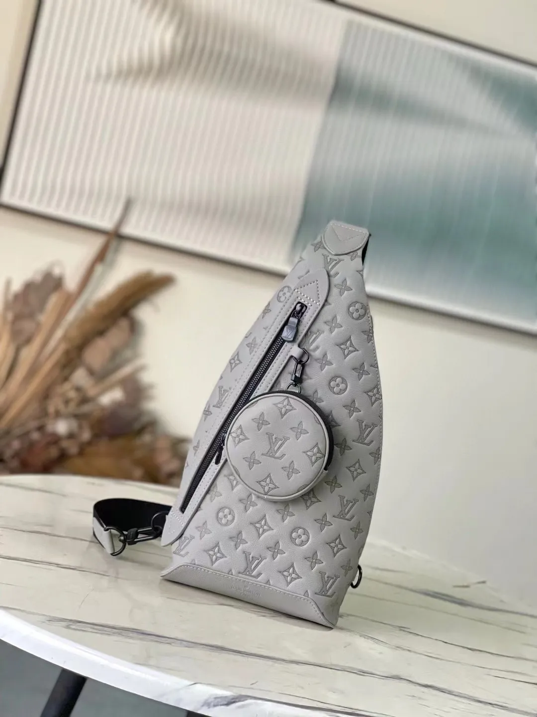 💰1120 (first-grain leather) top-quality original M14916 gray full leather embossed chest bag Duo shoulder bag This Duo shoulder bag is made of soft cow leather with a close-fitting structure, making it a practical choice in addition to traditional backpacks. The zippered side pocket can store a smartphone, the detachable storage bag makes it easy to access items, and the adjustable jacquard fabric shoulder strap allows for left or right shoulder carry. 42 x 6 x 20 cm (height x width x length)