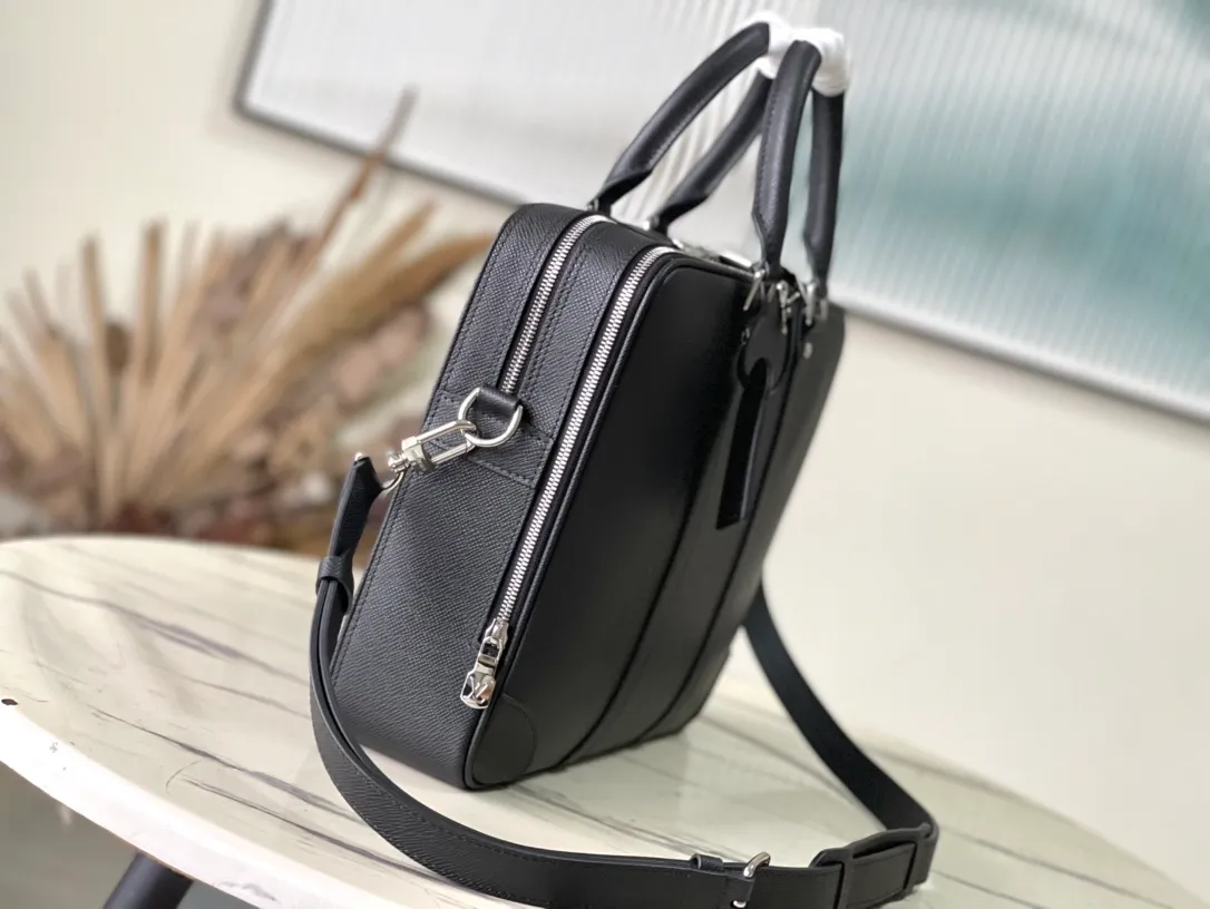 💰1340 (top-grain leather) Top-quality original order M30967 The Taiga leather used in this Voyage large briefcase is made of cow leather that is polished and softened and then embossed with a fine texture. It has ample space to accommodate a laptop, notepad and business needs. Dimensions: 39.5 × 29 × 9 cm