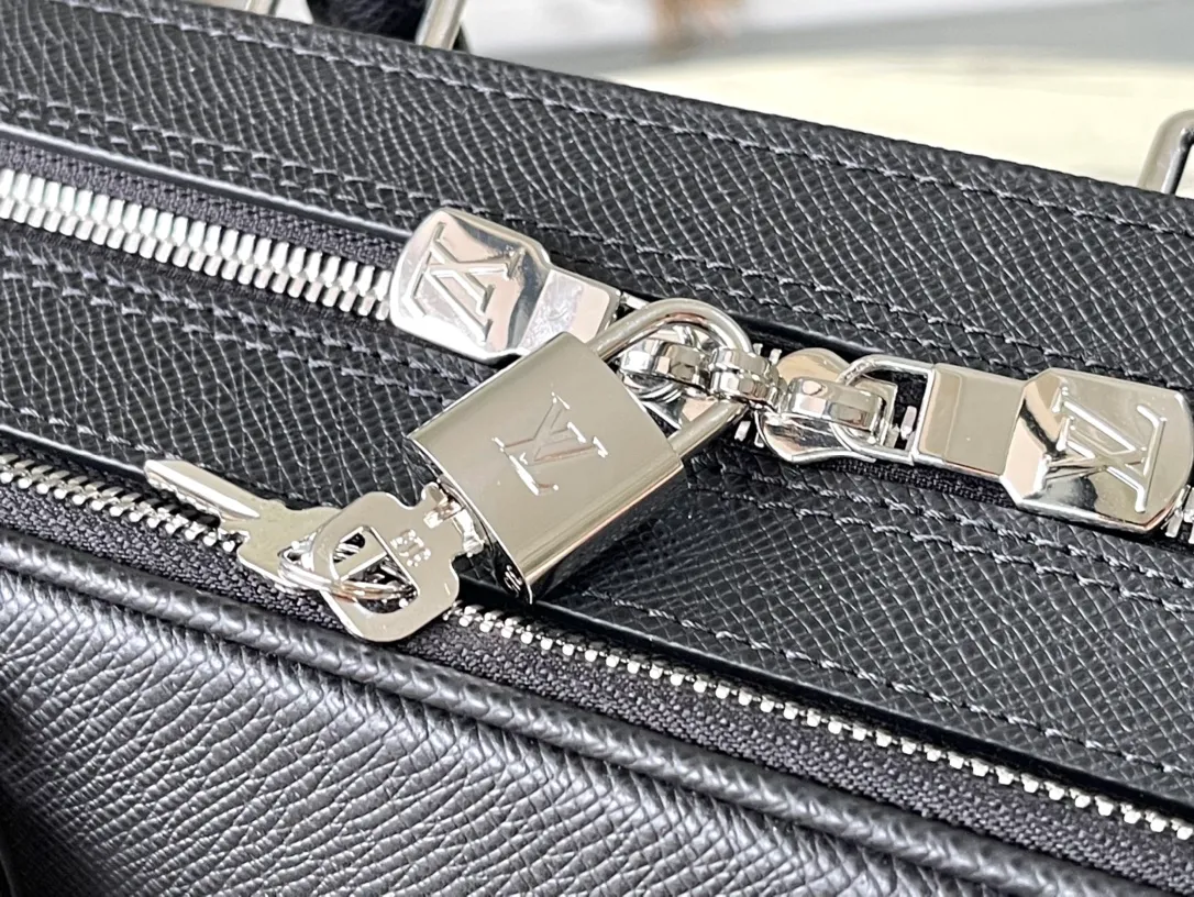 💰1340 (top-grain leather) Top-quality original order M30967 The Taiga leather used in this Voyage large briefcase is made of cow leather that is polished and softened and then embossed with a fine texture. It has ample space to accommodate a laptop, notepad and business needs. Dimensions: 39.5 × 29 × 9 cm