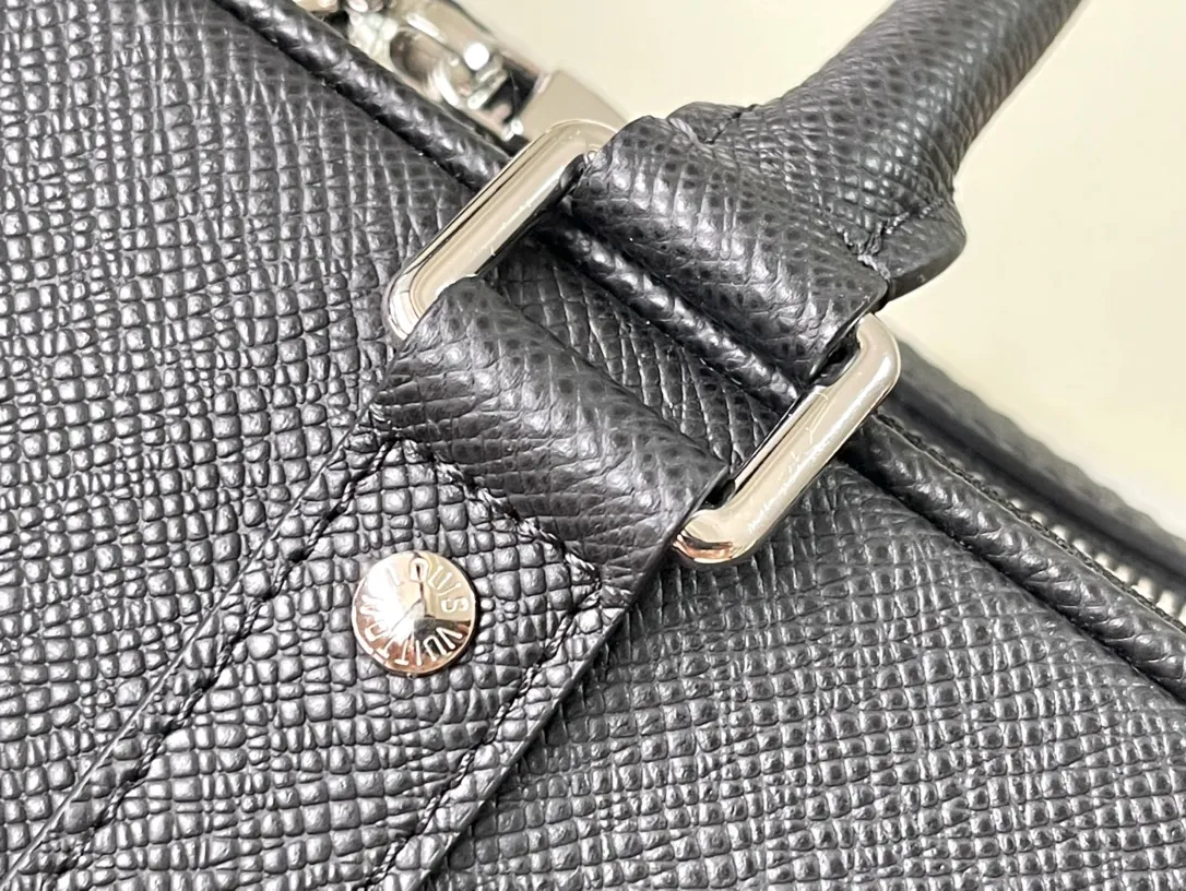 💰1340 (top-grain leather) Top-quality original order M30967 The Taiga leather used in this Voyage large briefcase is made of cow leather that is polished and softened and then embossed with a fine texture. It has ample space to accommodate a laptop, notepad and business needs. Dimensions: 39.5 × 29 × 9 cm