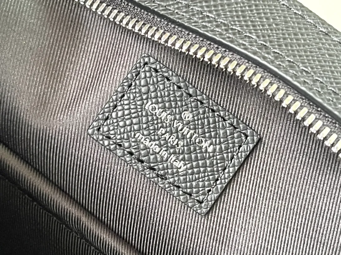 💰1340 (top-grain leather) Top-quality original order M30967 The Taiga leather used in this Voyage large briefcase is made of cow leather that is polished and softened and then embossed with a fine texture. It has ample space to accommodate a laptop, notepad and business needs. Dimensions: 39.5 × 29 × 9 cm