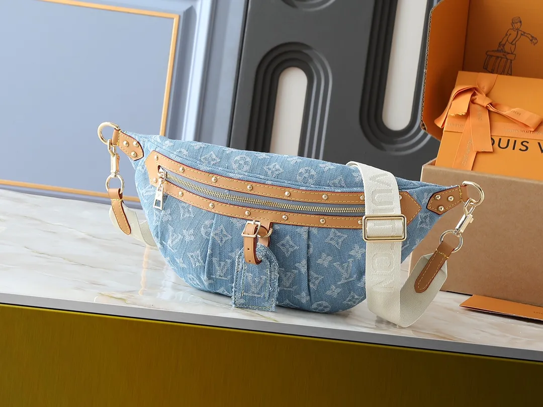 💰260💰 Upgraded original 2024 denim denim M46837 The definition of casual chic: The high-rise bag is made of Montague-coated canvas with details like a removable name tag on the natural cowhide that symbolizes the house. Removable textile strap adds a sporty touch. The soft canvas feels soft against the body, while the slim design allows for underwear. Size: 38×16×7.5cm (length x height x width)