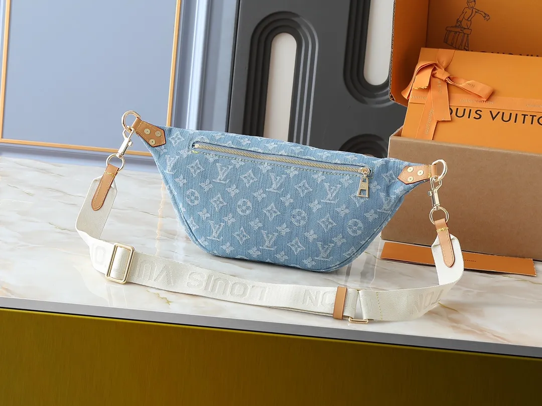 💰260💰 Upgraded original 2024 denim denim M46837 The definition of casual chic: The high-rise bag is made of Montague-coated canvas with details like a removable name tag on the natural cowhide that symbolizes the house. Removable textile strap adds a sporty touch. The soft canvas feels soft against the body, while the slim design allows for underwear. Size: 38×16×7.5cm (length x height x width)