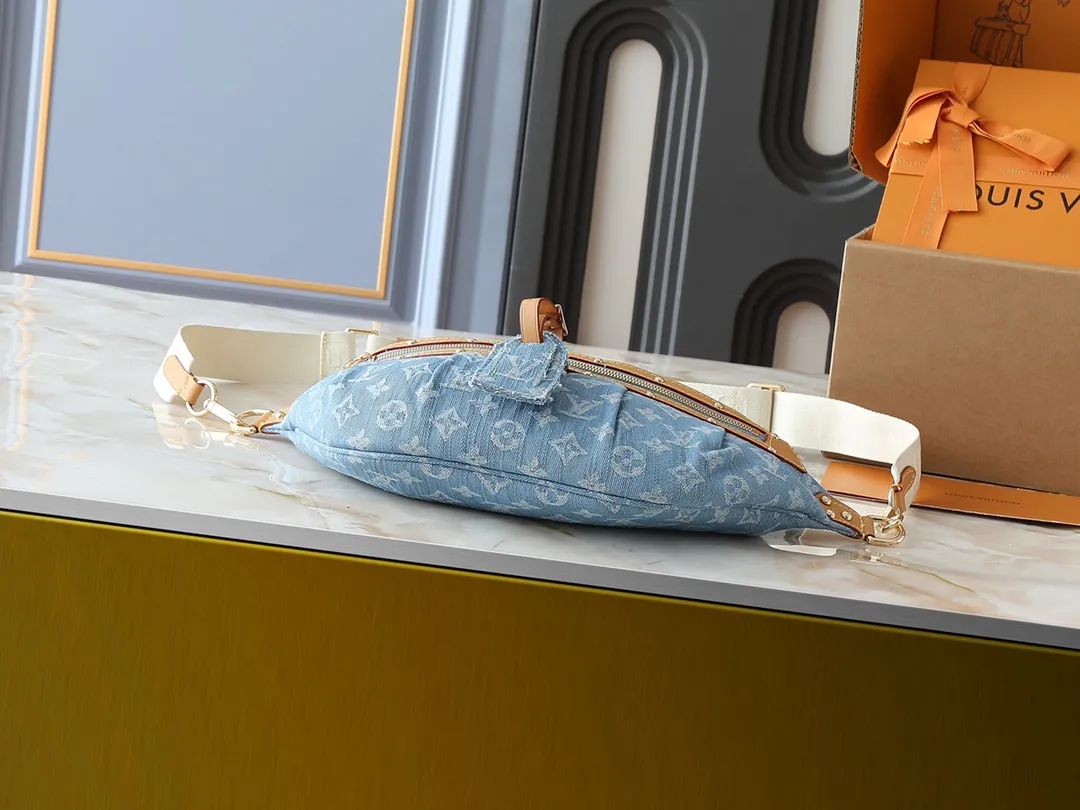 💰260💰 Upgraded original 2024 denim denim M46837 The definition of casual chic: The high-rise bag is made of Montague-coated canvas with details like a removable name tag on the natural cowhide that symbolizes the house. Removable textile strap adds a sporty touch. The soft canvas feels soft against the body, while the slim design allows for underwear. Size: 38×16×7.5cm (length x height x width)
