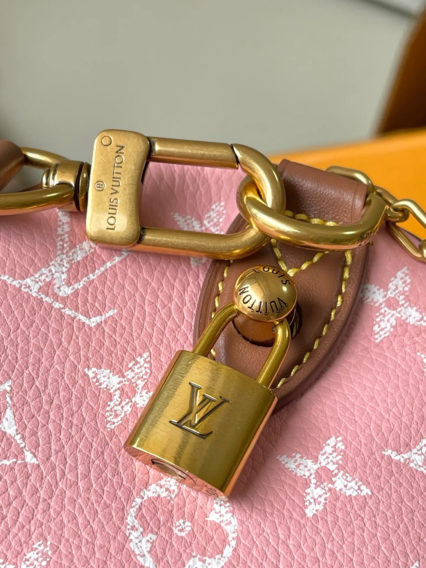 💰1640 (top-grain leather) top original order M15279 This Speedy P18 Bandouliere 25 handbag combines a cow leather body and leather trim, which combines trendy style and functional considerations. The lobster pattern embossed on the handle fastener symbolizes longevity and prosperity in Japanese culture, and together with the removable leather storage inner bag, continues the iconic element of the Speedy P18 series. Dimensions: 25 × 15 × 15 cm