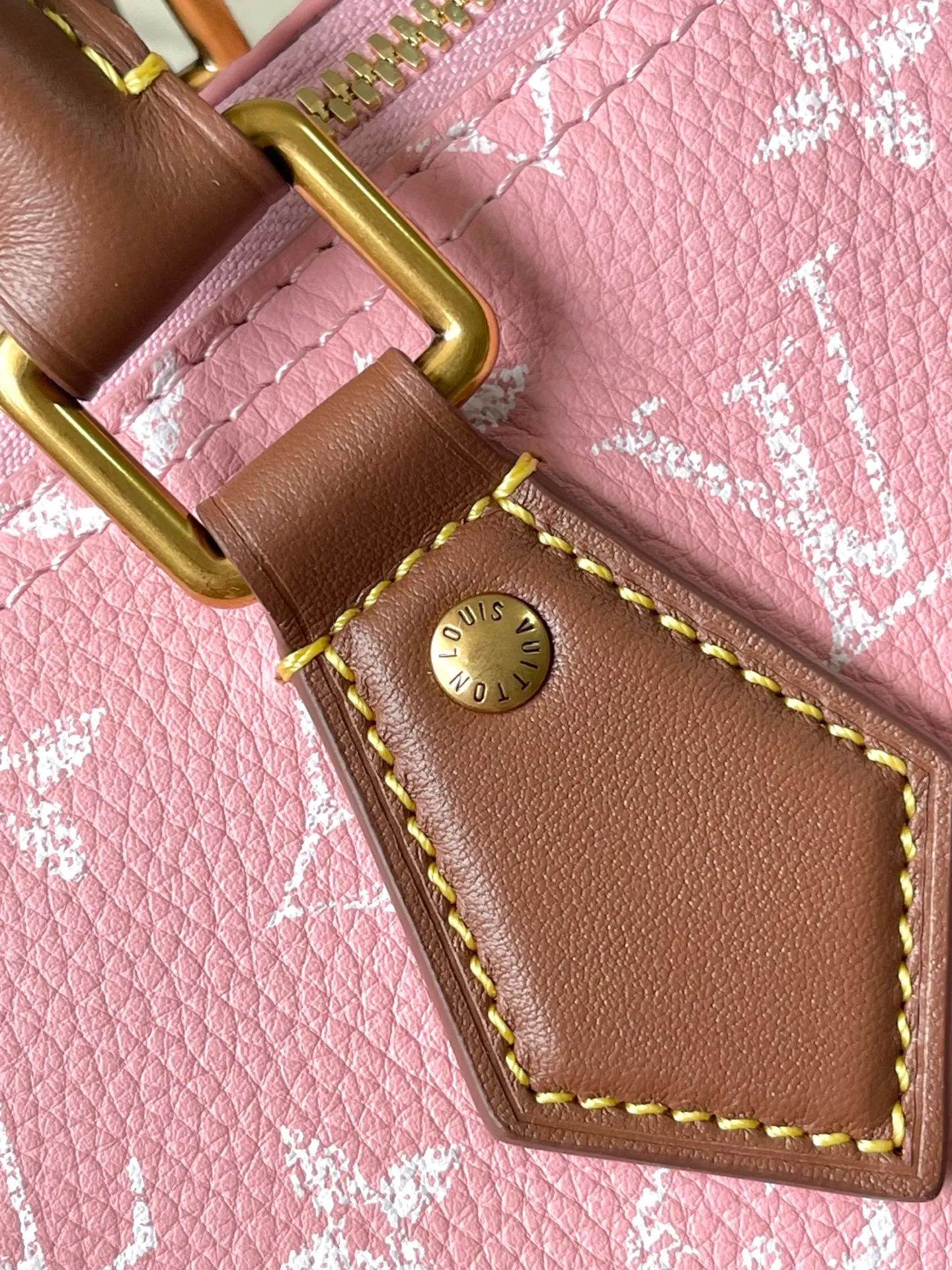 💰1640 (top-grain leather) top original order M15279 This Speedy P18 Bandouliere 25 handbag combines a cow leather body and leather trim, which combines trendy style and functional considerations. The lobster pattern embossed on the handle fastener symbolizes longevity and prosperity in Japanese culture, and together with the removable leather storage inner bag, continues the iconic element of the Speedy P18 series. Dimensions: 25 × 15 × 15 cm