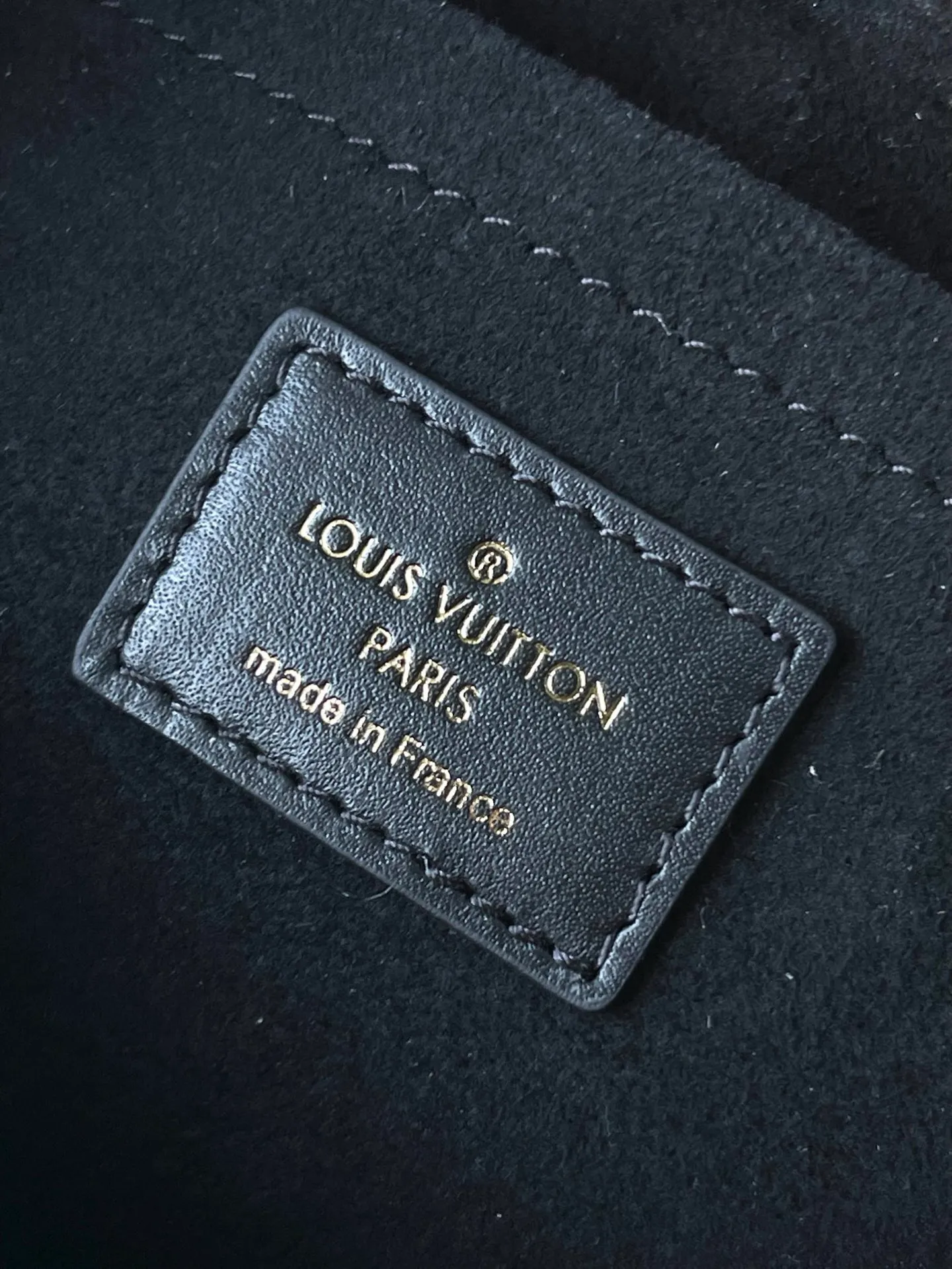 💰1060 (top-grain leather) top original M23640 black This OnTheGo East West handbag introduces the OnTheGo small tote bag design. It uses Monogram Empreinte leather to reinterpret East West's ample configuration. Giant Monogram is embossed on the leather body. The neat inner layer can store daily necessities. The top handle and detachable leather chain shoulder strap allow for multiple carrying methods. Size: 25x13x10cm
