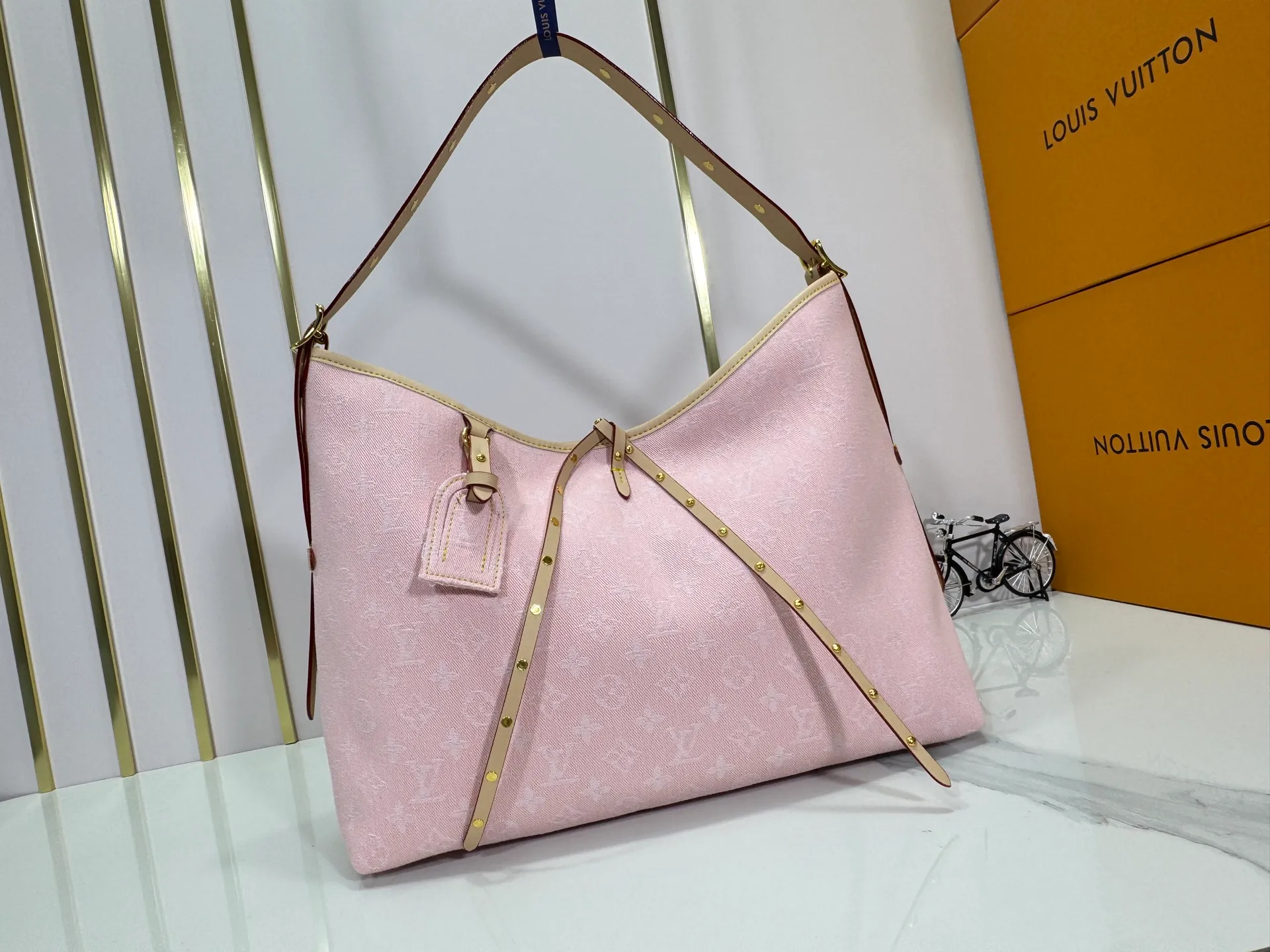P300 upgraded original M11462 M46203 M46197 pink small new model (denim denim) CarryAll small handbag is made of Monogram canvas and leather trim, making it a personal companion in urban life. The generous construction has a neat interior and a large interior pocket adds a functional element. Monogram canvas zippered clutch secured with leather strap. 5 size 39x30x15