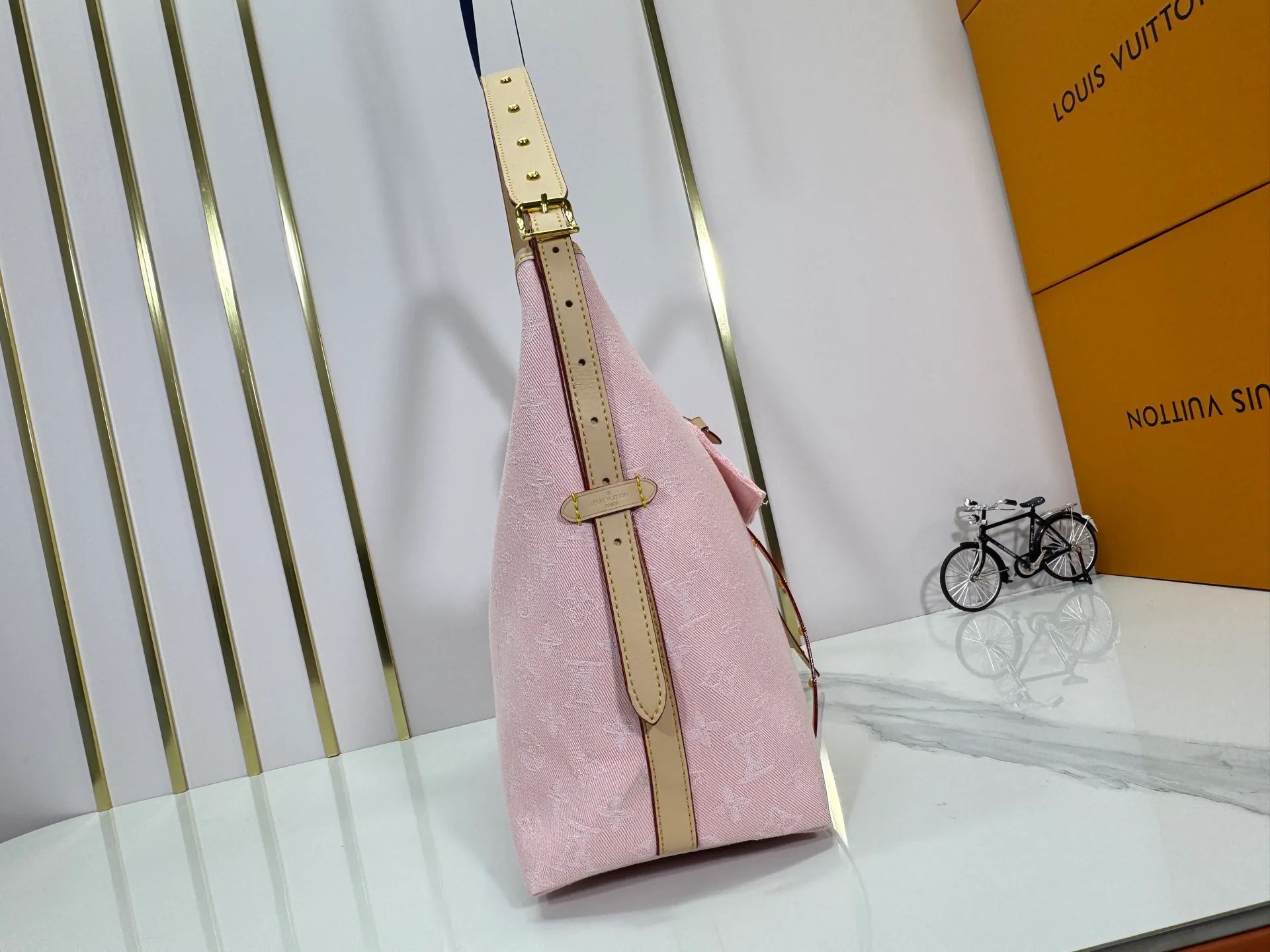 P300 upgraded original M11462 M46203 M46197 pink small new model (denim denim) CarryAll small handbag is made of Monogram canvas and leather trim, making it a personal companion in urban life. The generous construction has a neat interior and a large interior pocket adds a functional element. Monogram canvas zippered clutch secured with leather strap. 5 size 39x30x15
