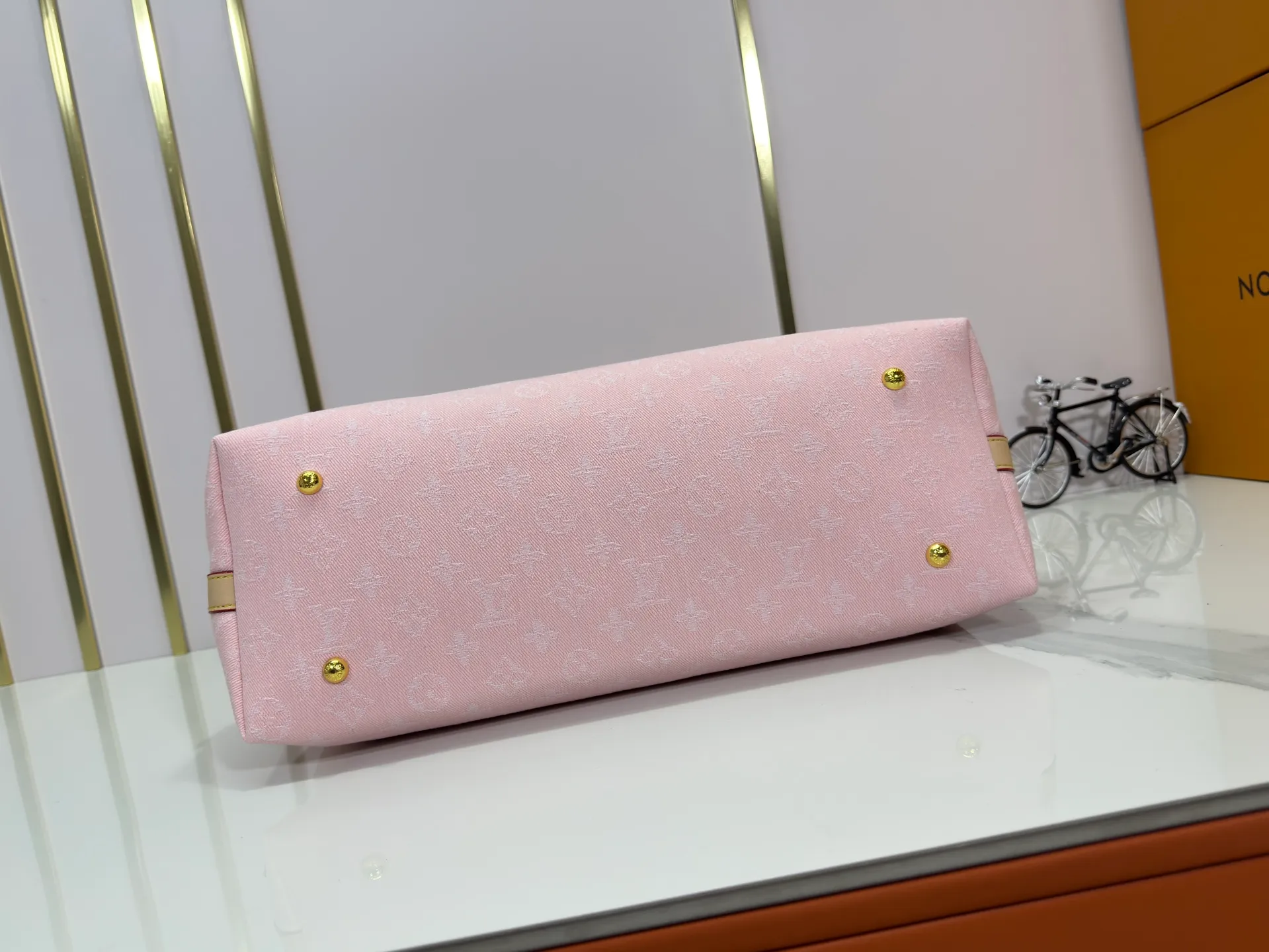 P300 upgraded original M11462 M46203 M46197 pink small new model (denim denim) CarryAll small handbag is made of Monogram canvas and leather trim, making it a personal companion in urban life. The generous construction has a neat interior and a large interior pocket adds a functional element. Monogram canvas zippered clutch secured with leather strap. 5 size 39x30x15