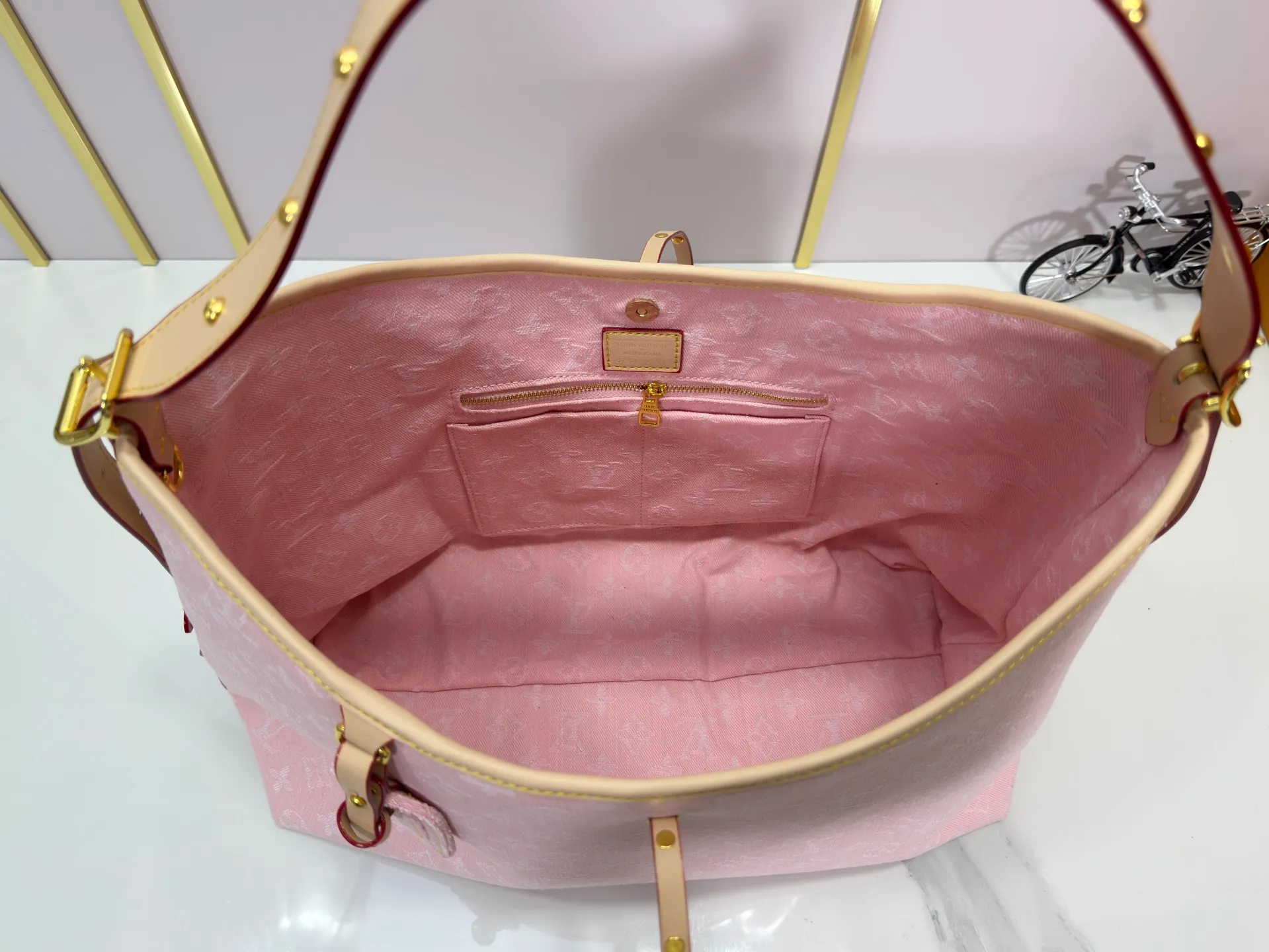 P300 upgraded original M11462 M46203 M46197 pink small new model (denim denim) CarryAll small handbag is made of Monogram canvas and leather trim, making it a personal companion in urban life. The generous construction has a neat interior and a large interior pocket adds a functional element. Monogram canvas zippered clutch secured with leather strap. 5 size 39x30x15