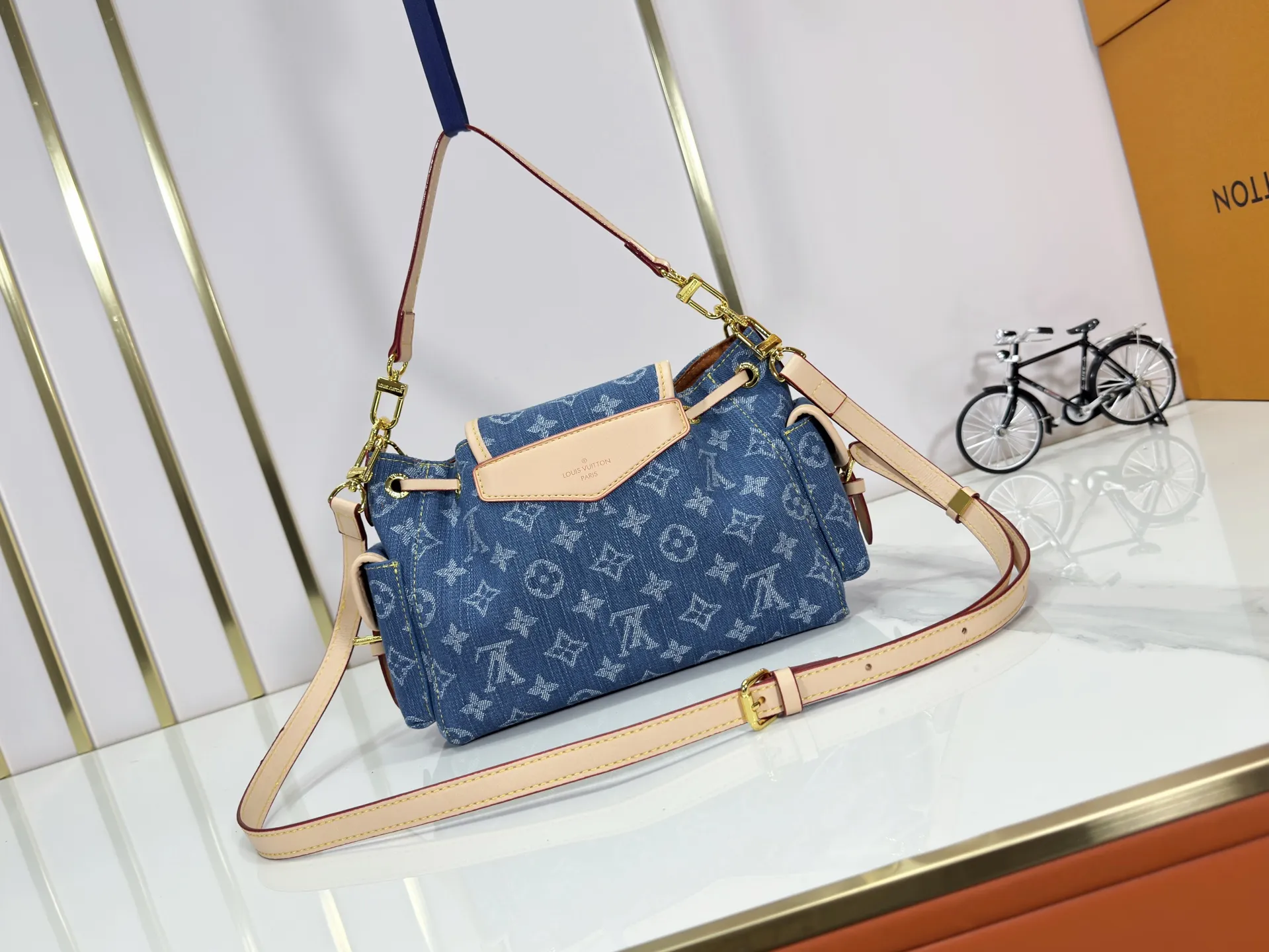 P280 Upgraded original M25085 This Odysée handbag is from the 2025 early autumn series, paying tribute to the brand heritage with a stylish everyday design. Dazzling buckles and detachable chains accentuate the Monogram canvas body, and the side pockets provide easy access to keys, lipstick and other small items. Dimensions: 27.0 x 17.0 x 12.0 cm (length x height x width)