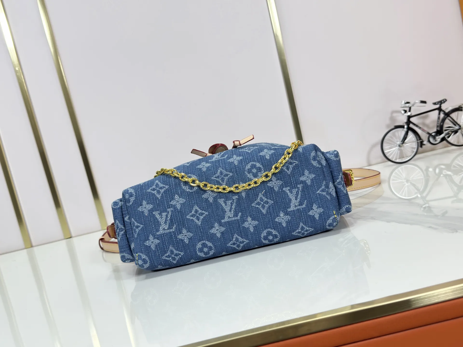 P280 Upgraded original M25085 This Odysée handbag is from the 2025 early autumn series, paying tribute to the brand heritage with a stylish everyday design. Dazzling buckles and detachable chains accentuate the Monogram canvas body, and the side pockets provide easy access to keys, lipstick and other small items. Dimensions: 27.0 x 17.0 x 12.0 cm (length x height x width)