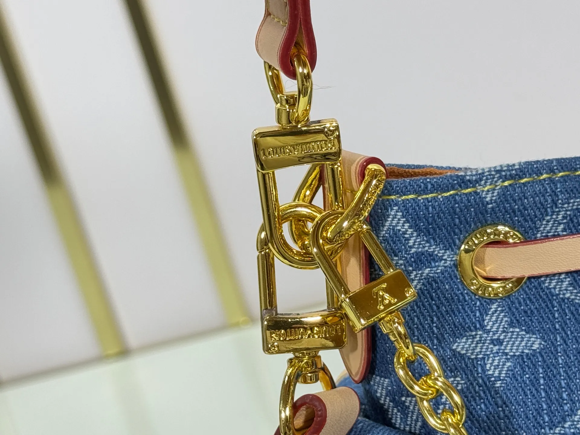 P280 Upgraded original M25085 This Odysée handbag is from the 2025 early autumn series, paying tribute to the brand heritage with a stylish everyday design. Dazzling buckles and detachable chains accentuate the Monogram canvas body, and the side pockets provide easy access to keys, lipstick and other small items. Dimensions: 27.0 x 17.0 x 12.0 cm (length x height x width)