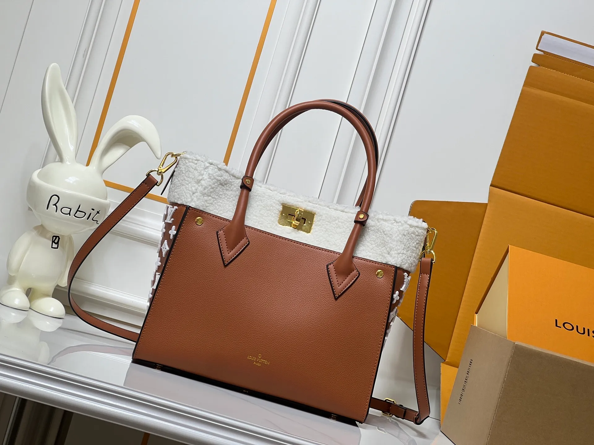 Batch 400💰Upgraded original M21004 M20014 M21024 M53824 M59842 M22195 This On My Side medium handbag is made of grained cow leather and wool leather to create a comfortable atmosphere, and then injects the classic style of Monogram floral tufting on both sides. The top handle and detachable shoulder strap allow for multiple carrying options. Size: Large 30x24x14,