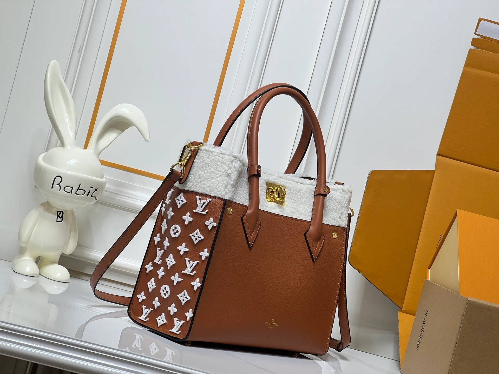 Batch 400💰Upgraded original M21004 M20014 M21024 M53824 M59842 M22195 This On My Side medium handbag is made of grained cow leather and wool leather to create a comfortable atmosphere, and then injects the classic style of Monogram floral tufting on both sides. The top handle and detachable shoulder strap allow for multiple carrying options. Size: Large 30x24x14,