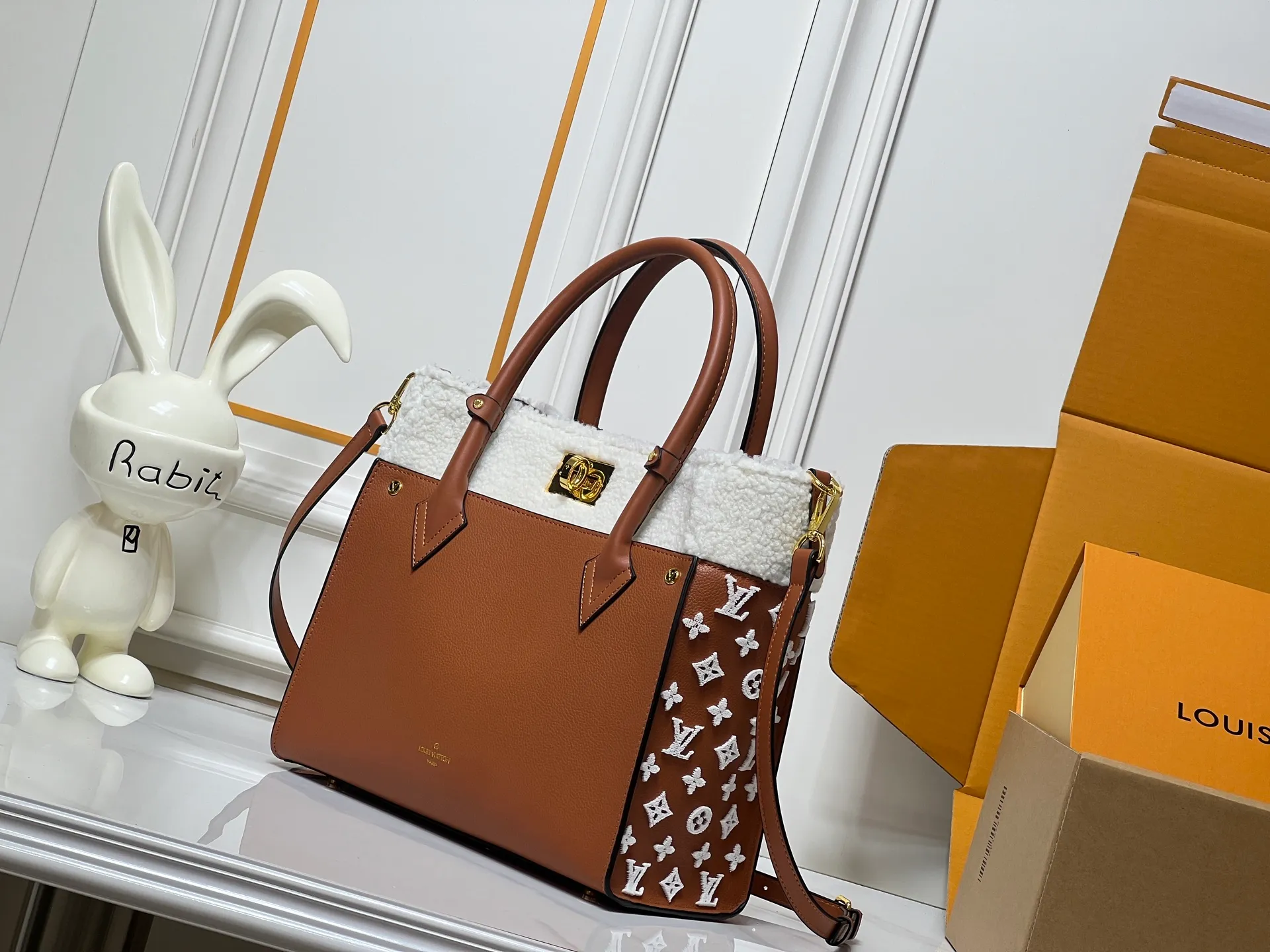 Batch 400💰Upgraded original M21004 M20014 M21024 M53824 M59842 M22195 This On My Side medium handbag is made of grained cow leather and wool leather to create a comfortable atmosphere, and then injects the classic style of Monogram floral tufting on both sides. The top handle and detachable shoulder strap allow for multiple carrying options. Size: Large 30x24x14,