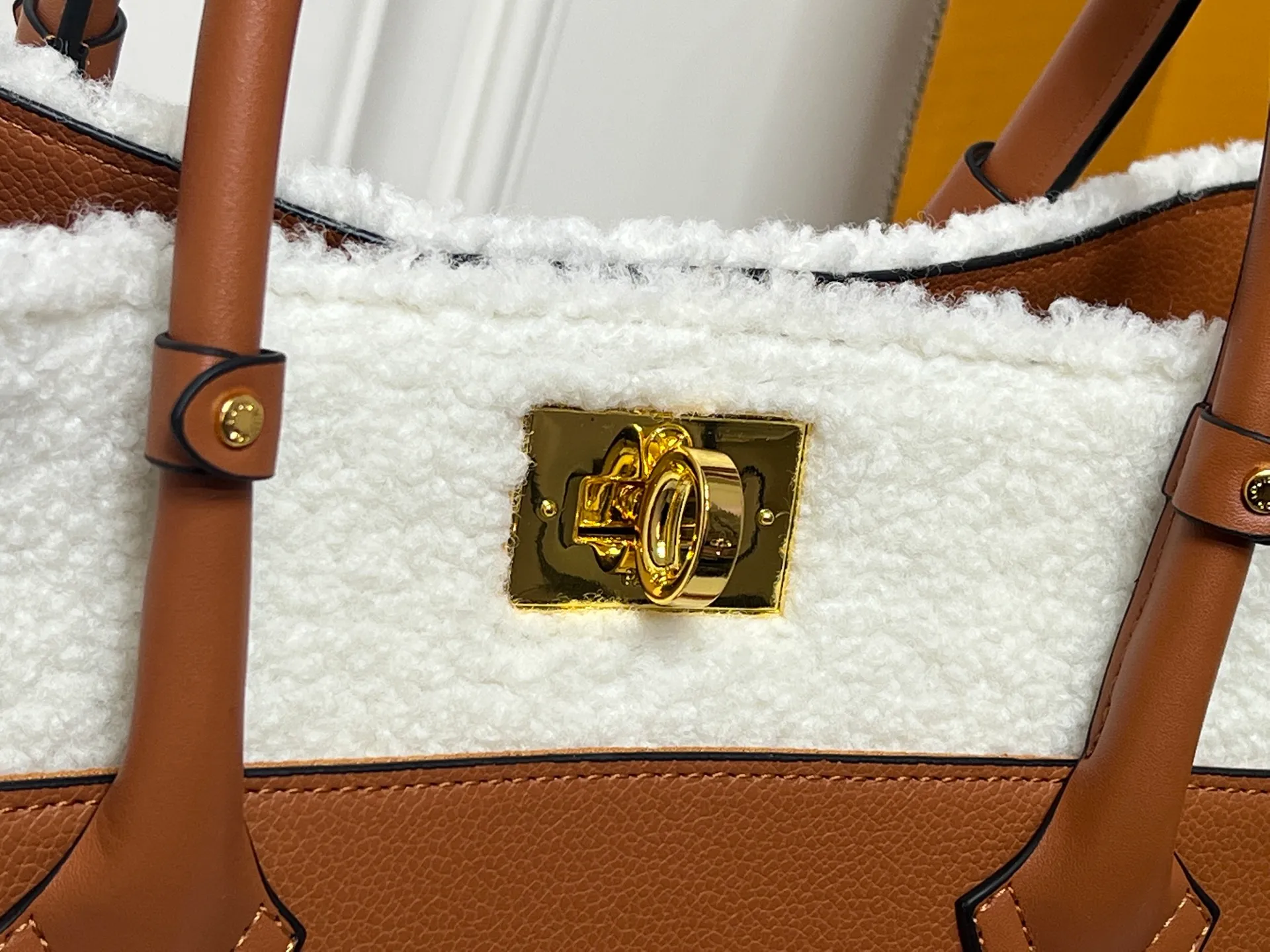 Batch 400💰Upgraded original M21004 M20014 M21024 M53824 M59842 M22195 This On My Side medium handbag is made of grained cow leather and wool leather to create a comfortable atmosphere, and then injects the classic style of Monogram floral tufting on both sides. The top handle and detachable shoulder strap allow for multiple carrying options. Size: Large 30x24x14,