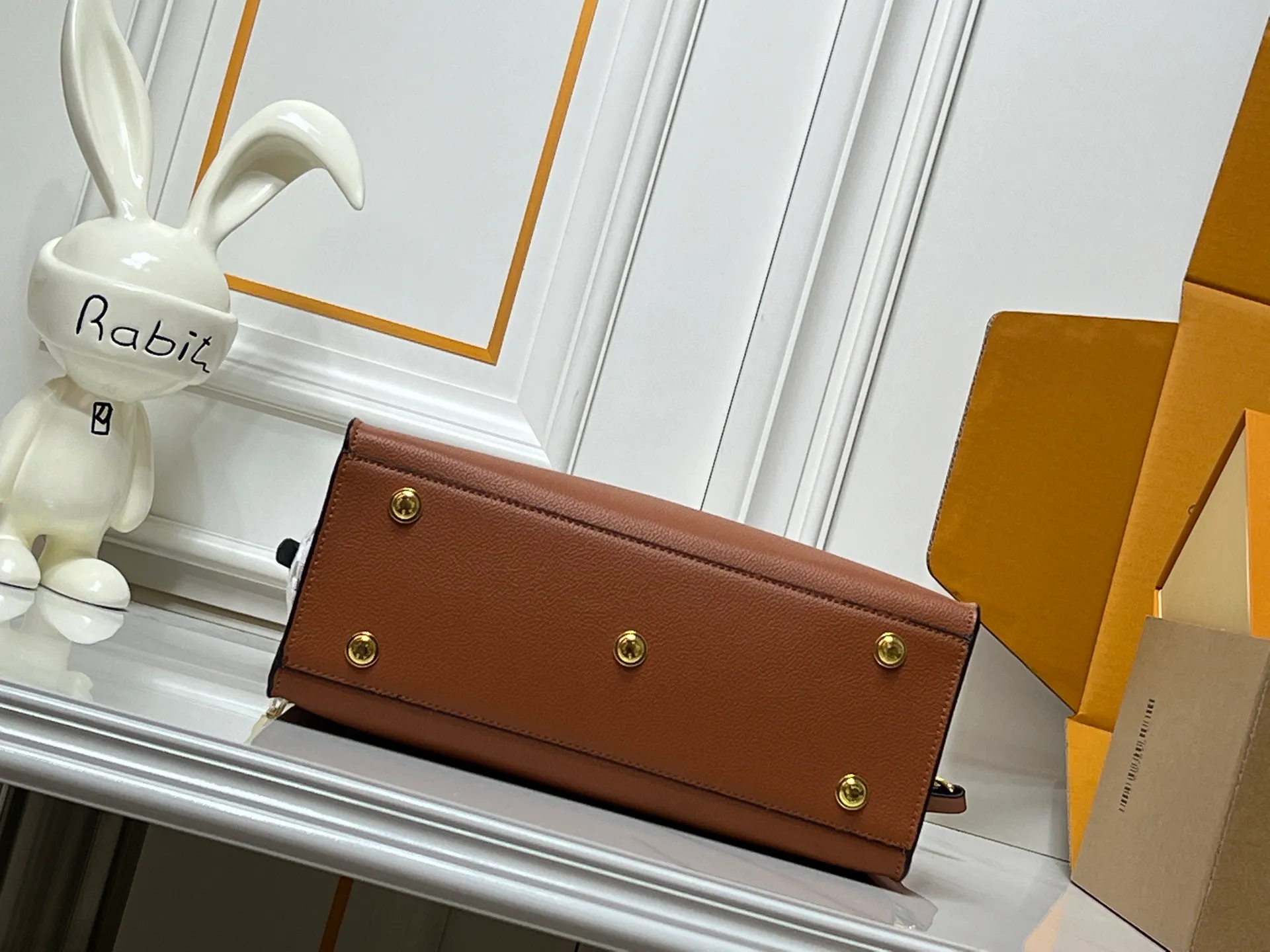 Batch 400💰Upgraded original M21004 M20014 M21024 M53824 M59842 M22195 This On My Side medium handbag is made of grained cow leather and wool leather to create a comfortable atmosphere, and then injects the classic style of Monogram floral tufting on both sides. The top handle and detachable shoulder strap allow for multiple carrying options. Size: Large 30x24x14,