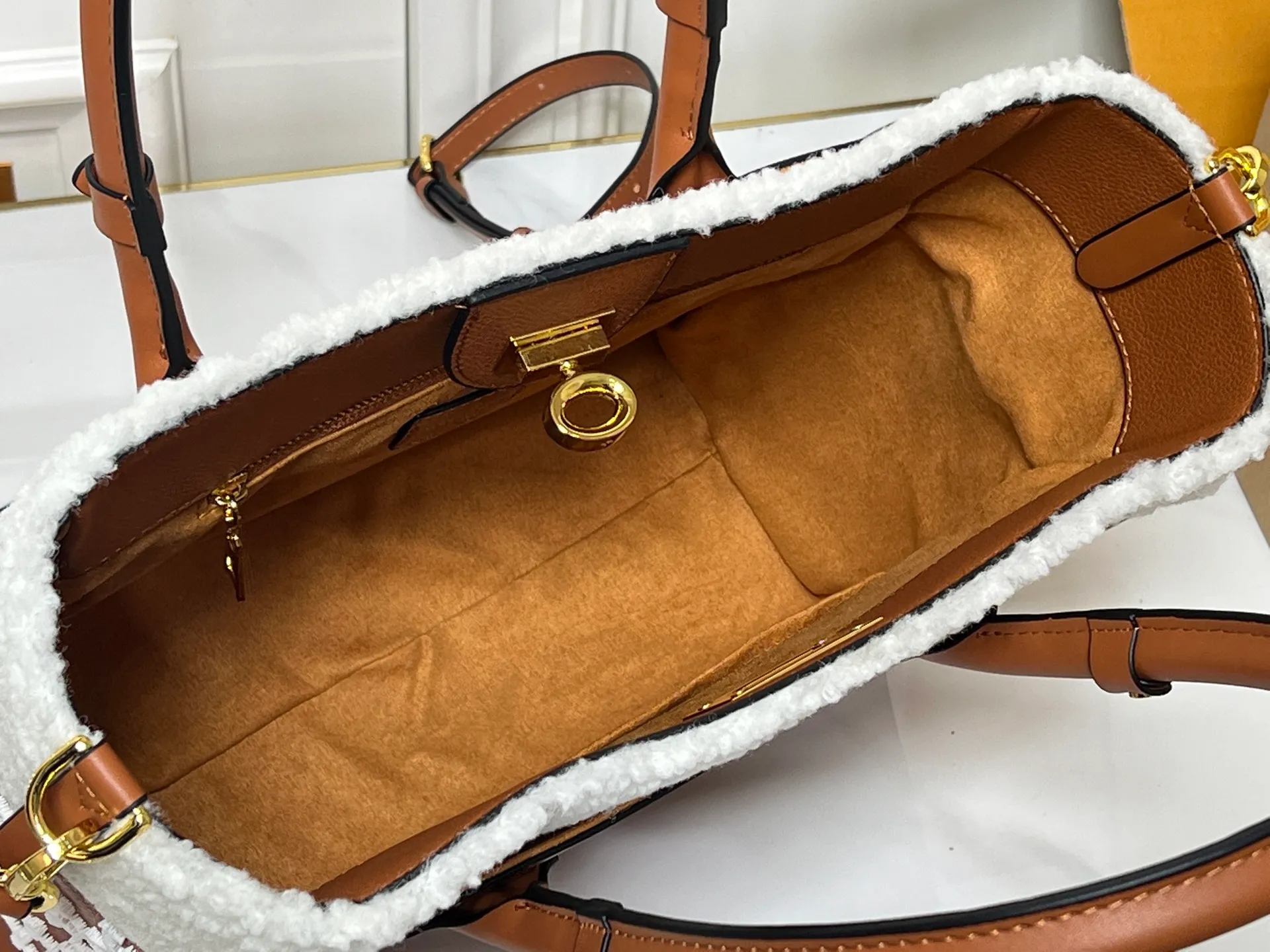 Batch 400💰Upgraded original M21004 M20014 M21024 M53824 M59842 M22195 This On My Side medium handbag is made of grained cow leather and wool leather to create a comfortable atmosphere, and then injects the classic style of Monogram floral tufting on both sides. The top handle and detachable shoulder strap allow for multiple carrying options. Size: Large 30x24x14,