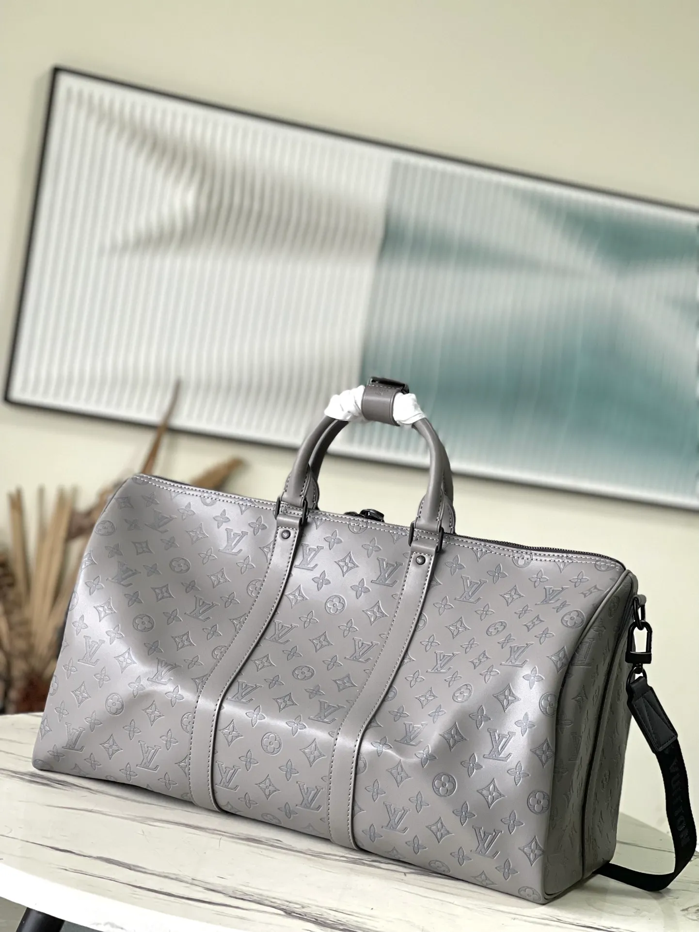 💰1460 (top layer leather) top original M46117 classic Keepall travel bag releases the modern novelty of Monogram Shadow leather. Crafted from soft cow leather and embossed with the iconic Monogram pattern, it has ample capacity and a carry-on size suitable for short trips. Dimensions: 50 x 29 x 23 cm