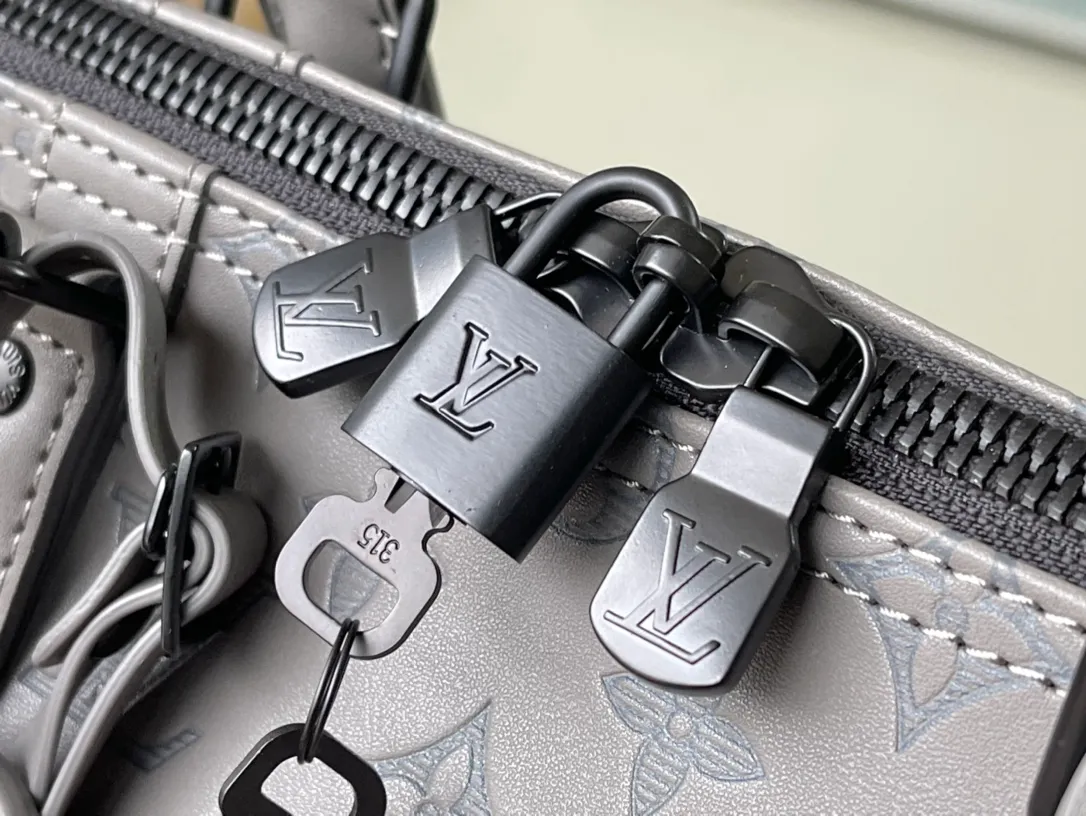 💰1460 (top layer leather) top original M46117 classic Keepall travel bag releases the modern novelty of Monogram Shadow leather. Crafted from soft cow leather and embossed with the iconic Monogram pattern, it has ample capacity and a carry-on size suitable for short trips. Dimensions: 50 x 29 x 23 cm