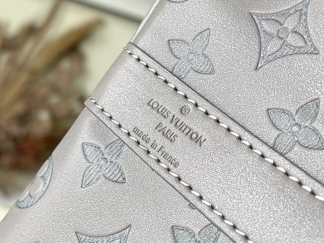 💰1460 (top layer leather) top original M46117 classic Keepall travel bag releases the modern novelty of Monogram Shadow leather. Crafted from soft cow leather and embossed with the iconic Monogram pattern, it has ample capacity and a carry-on size suitable for short trips. Dimensions: 50 x 29 x 23 cm