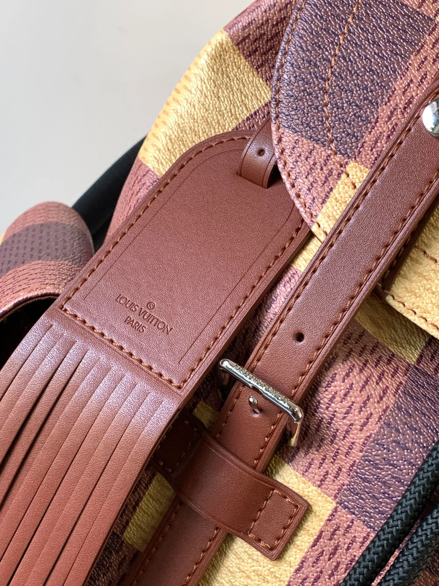 💰1220 Top original order M40654 Top original order Transcoding chip M11521 CHRISTOPHER small backpack is made of Monogram canvas to interpret the rugged and simple spirit of the striped bag line. Its unique style is suitable for both work and entertainment, demonstrating a high-quality lifestyle. size: 41.0 x 48.0 x 13.0 cm