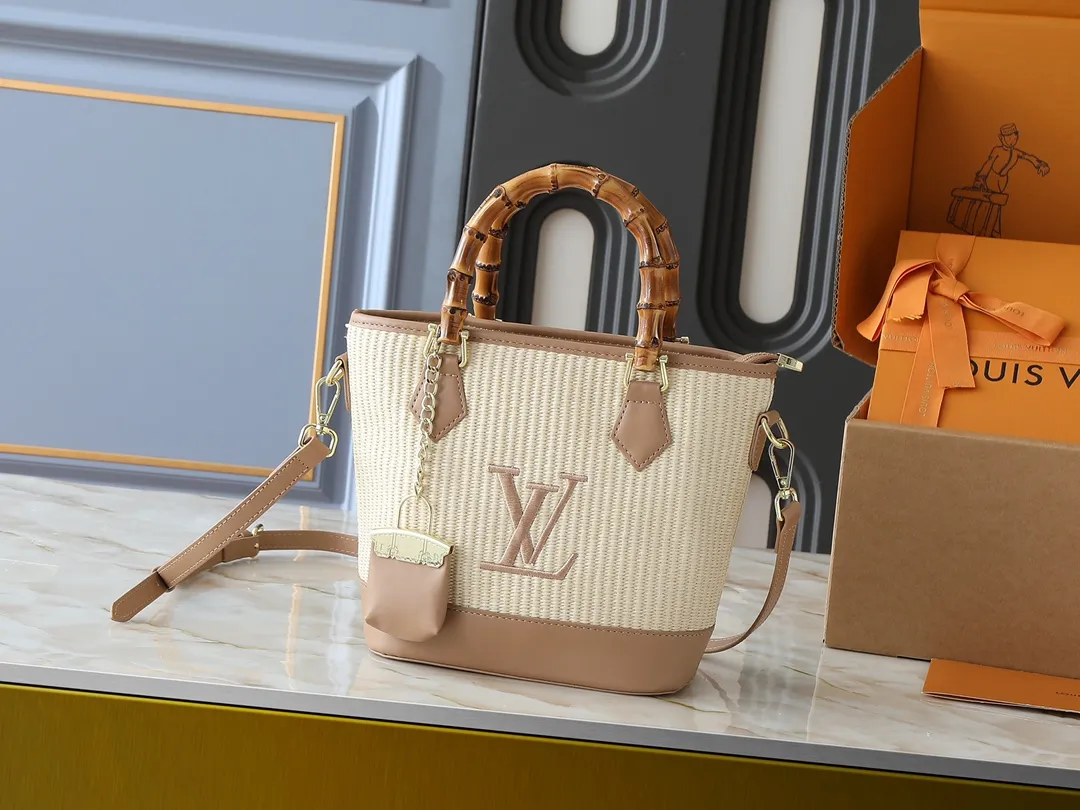 💰320💰Upgraded from the original M66588. This Wallet On Chain handbag is from Louis Vuitton's LV Bloom series. The main material is straw woven in a fashionable and practical configuration, and the logo is embroidered with silk thread. The perfect combination of real bamboo handbags and pp straw, ample space, fashionable and versatile. The love package that is the dream of millions of girls. 8 colors available (plum pink, khaki, green, black, white, red, caramel, orange) Dimensions: 20.0 x 20.5 x 11.0 cm (length x height x width)