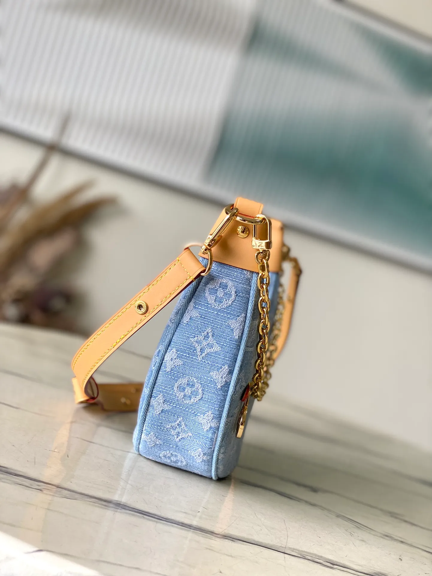 💰960 Top Original Order M24846 This small Loop handbag is made of Monogram Denim fabric to highlight the summer trend, and the half-moon silhouette is fixed with leather corners. The zippered front pocket provides easy access to all your essentials on the go, and you can fasten the chain or adjustable leather shoulder strap to explore more carrying options. Dimensions: 23 × 13 × 6 cm