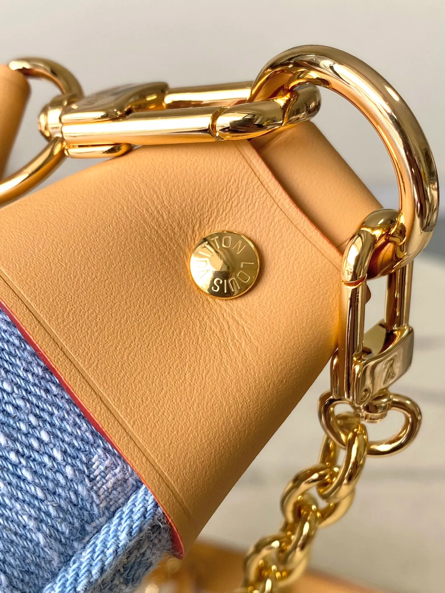 💰960 Top Original Order M24846 This small Loop handbag is made of Monogram Denim fabric to highlight the summer trend, and the half-moon silhouette is fixed with leather corners. The zippered front pocket provides easy access to all your essentials on the go, and you can fasten the chain or adjustable leather shoulder strap to explore more carrying options. Dimensions: 23 × 13 × 6 cm