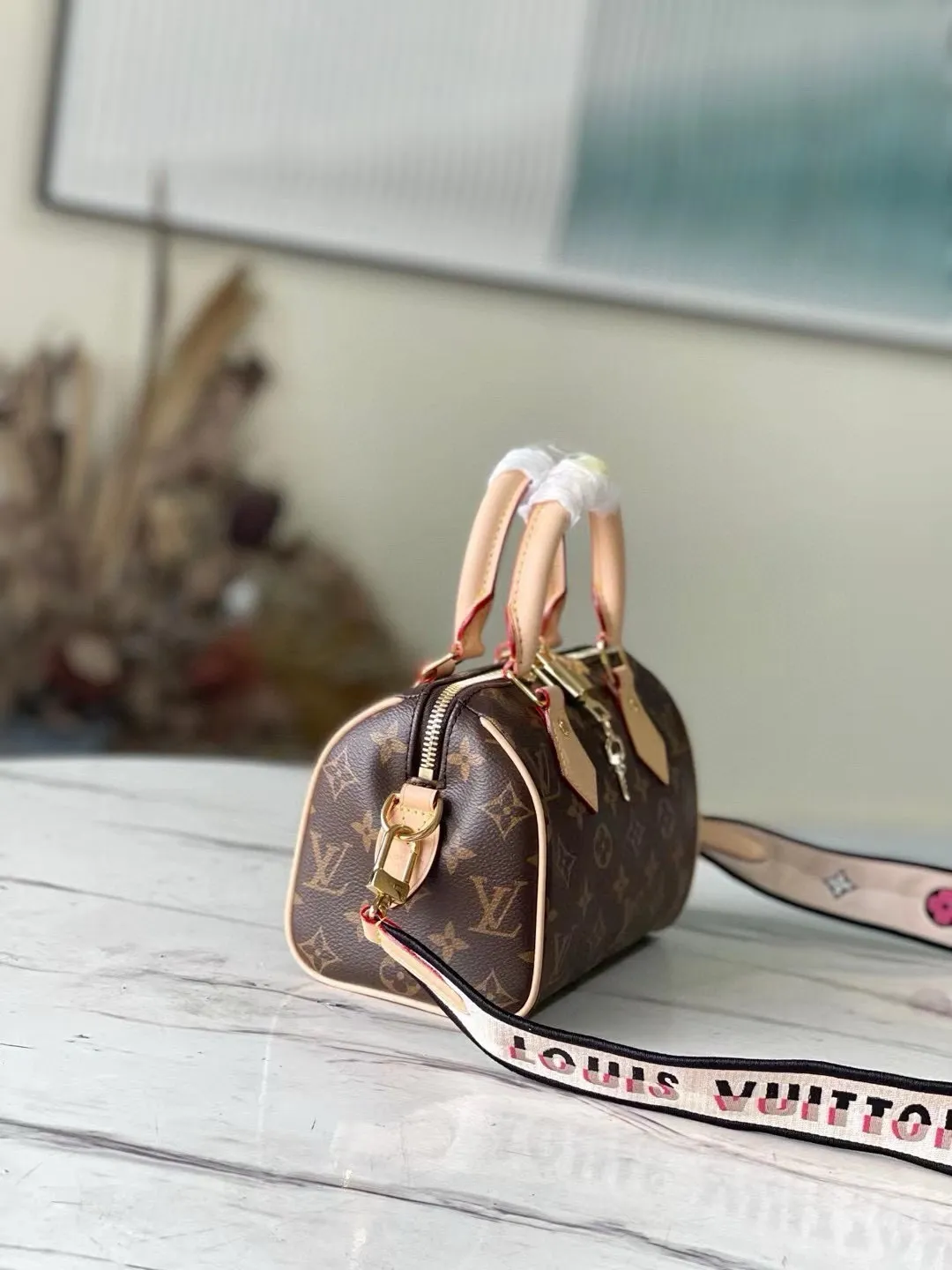 💰800 Top Original Order M46234 This Speedy Bandoulière 20 handbag is made of Monogram canvas, cow leather trim and fabric lining. It continues the classic design of Speedy travel bag in a compact size, with rolled leather handles and detachable and adjustable fabric shoulder straps embellished with brand logo texture. Dimensions: 20.5 x 13.5 x 12 cm.