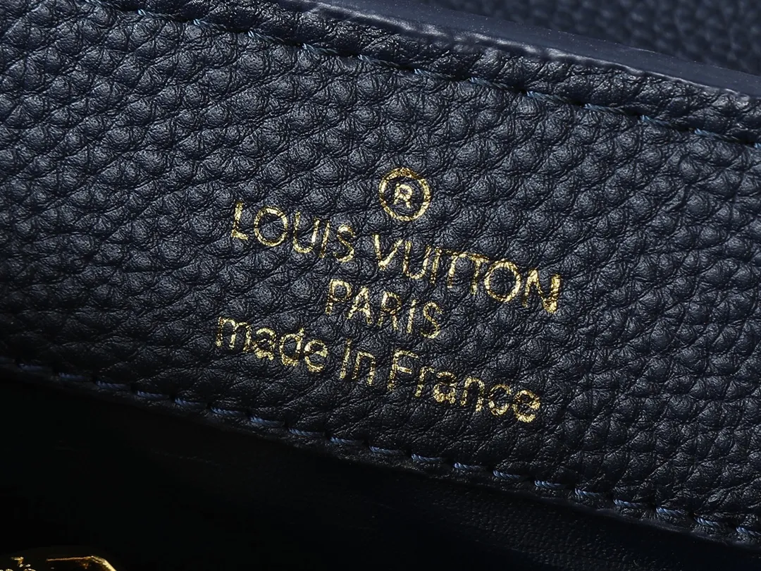 💰420💰Guangzhou goods Upgraded original M14381 M14970 M14393 M14972 M14971 This Capucines series is named after the Paris street where Louis Vuitton first opened its store in 1854. This time it is added to the Harmony series through a mini version design. Taurillon cow leather creates a classic structure, and the decorative chain gives the Monogram floral jewelry texture. There is plenty of space to store daily necessities such as a short wallet, keys, and lipstick. Dimensions: 21.0 x 14.0 x 8.0 cm (length x height x width)