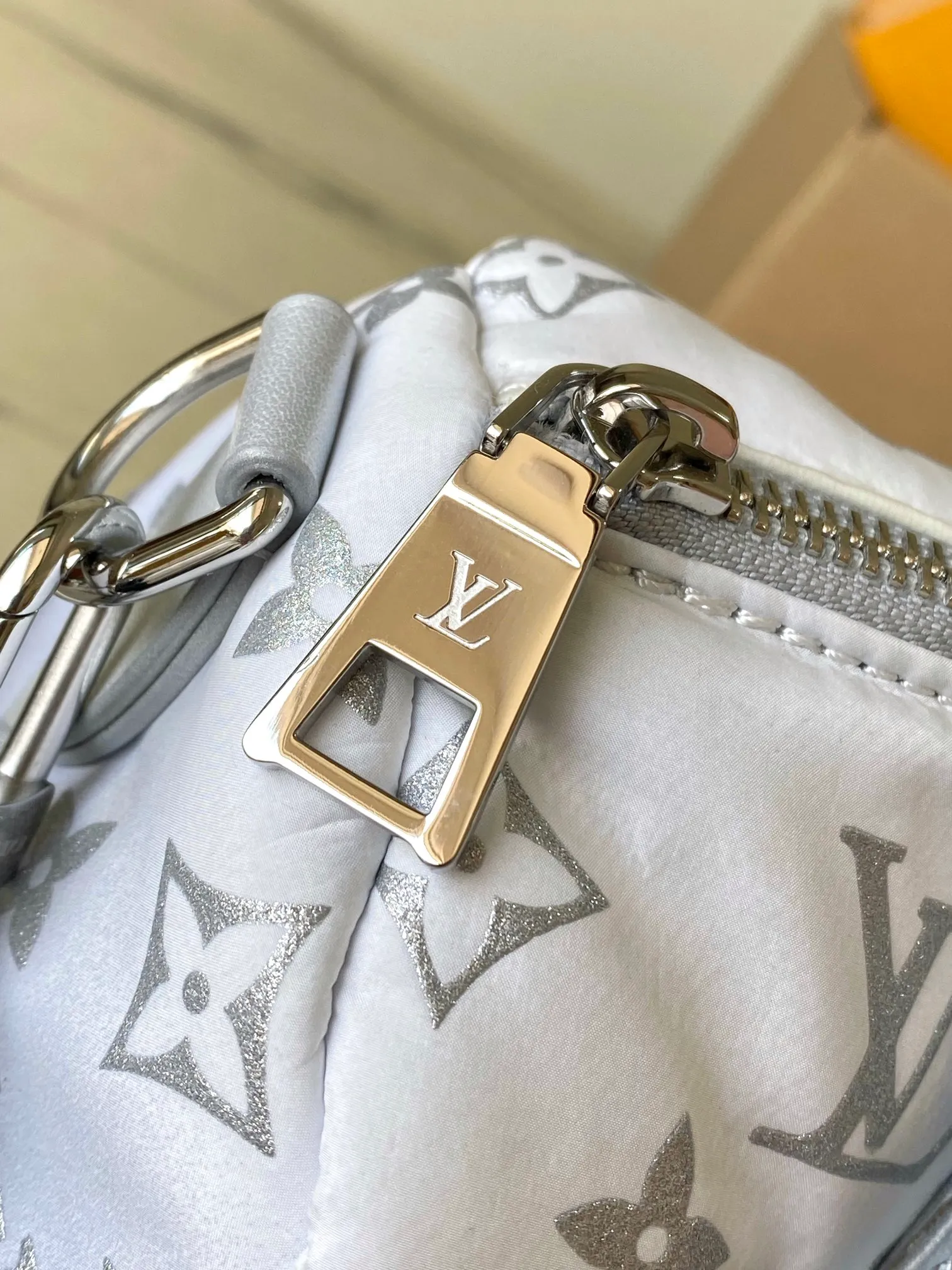 💰1060 Top original order M11848 This Speedy Bandouliere 25 handbag is from the LV Snow series. It uses the new Monogram nylon to render a unique gradient effect, and then uses metal parts and floral decoration to complete the style. The compact shape can easily accommodate daily necessities such as mobile phones, wallets and keys, and the detachable and adjustable shoulder strap allows for a variety of carrying methods. Dimensions: 25 × 19 × 15 cm