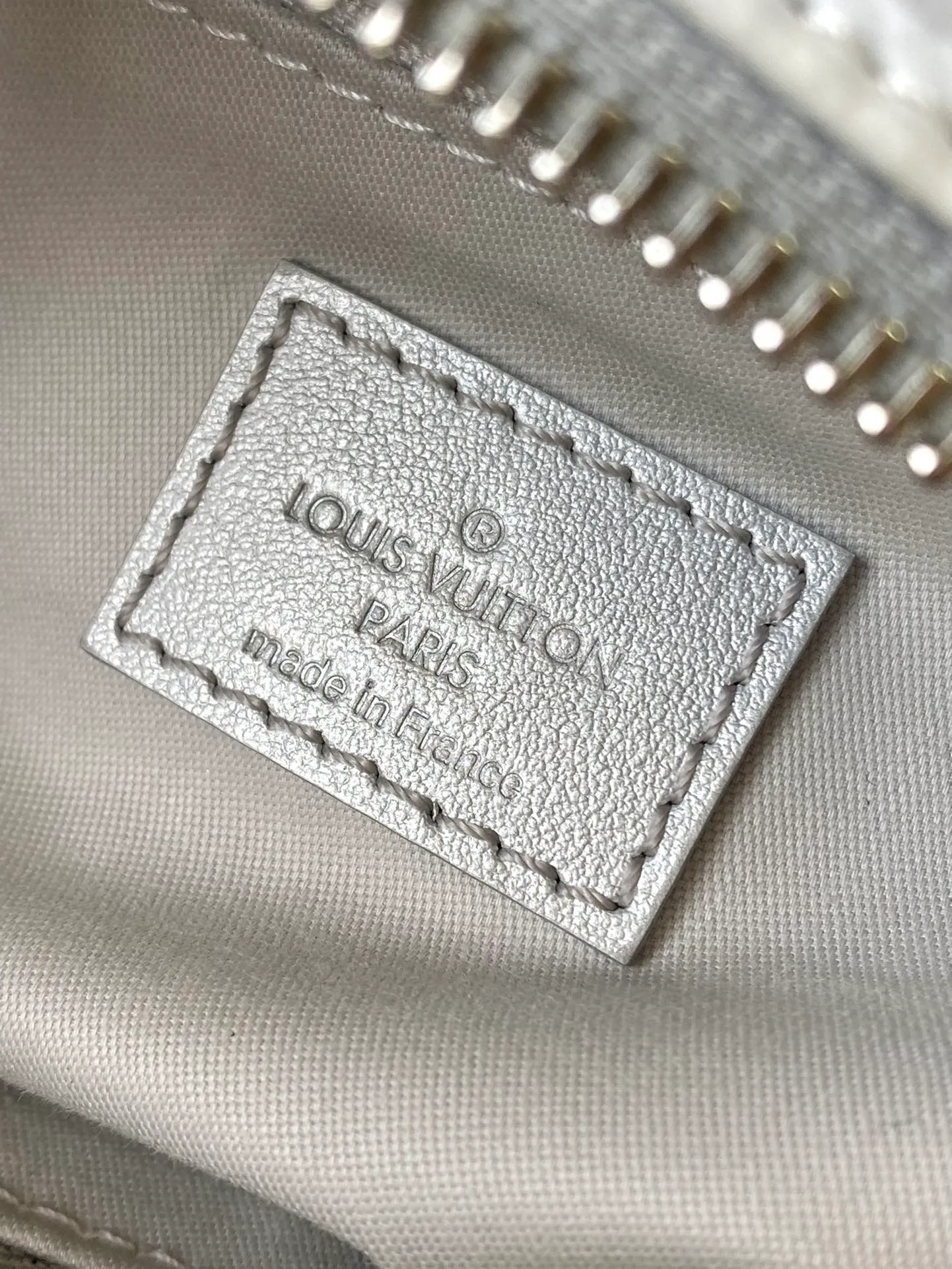 💰1060 Top original order M11848 This Speedy Bandouliere 25 handbag is from the LV Snow series. It uses the new Monogram nylon to render a unique gradient effect, and then uses metal parts and floral decoration to complete the style. The compact shape can easily accommodate daily necessities such as mobile phones, wallets and keys, and the detachable and adjustable shoulder strap allows for a variety of carrying methods. Dimensions: 25 × 19 × 15 cm