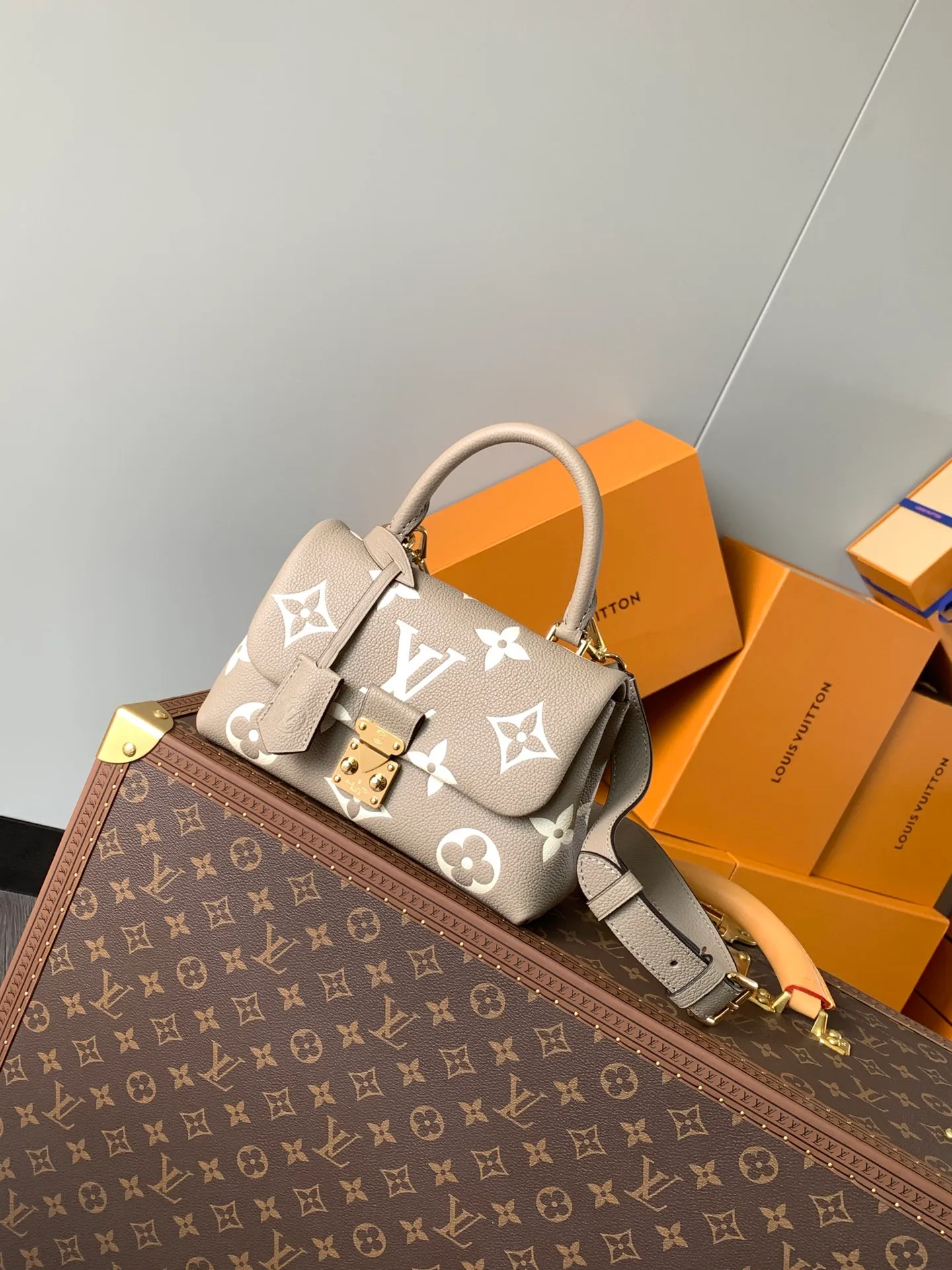 💰1040 (top layer leather) top quality original order, transcoding chip M46041 gray silk screen small size This Madeleine BB handbag is made of Monogram Empreinte embossed leather, with classic S-lock lock and leather key bag. The handle design makes it easy to carry by hand or elbow, and the detachable shoulder strap allows for shoulder or cross-body wear options. The exquisite design can accommodate daily necessities such as wallets, keys, and mobile phones. Dimensions: 24.0 x 17.0 x 8.5 cm (length x height x width)