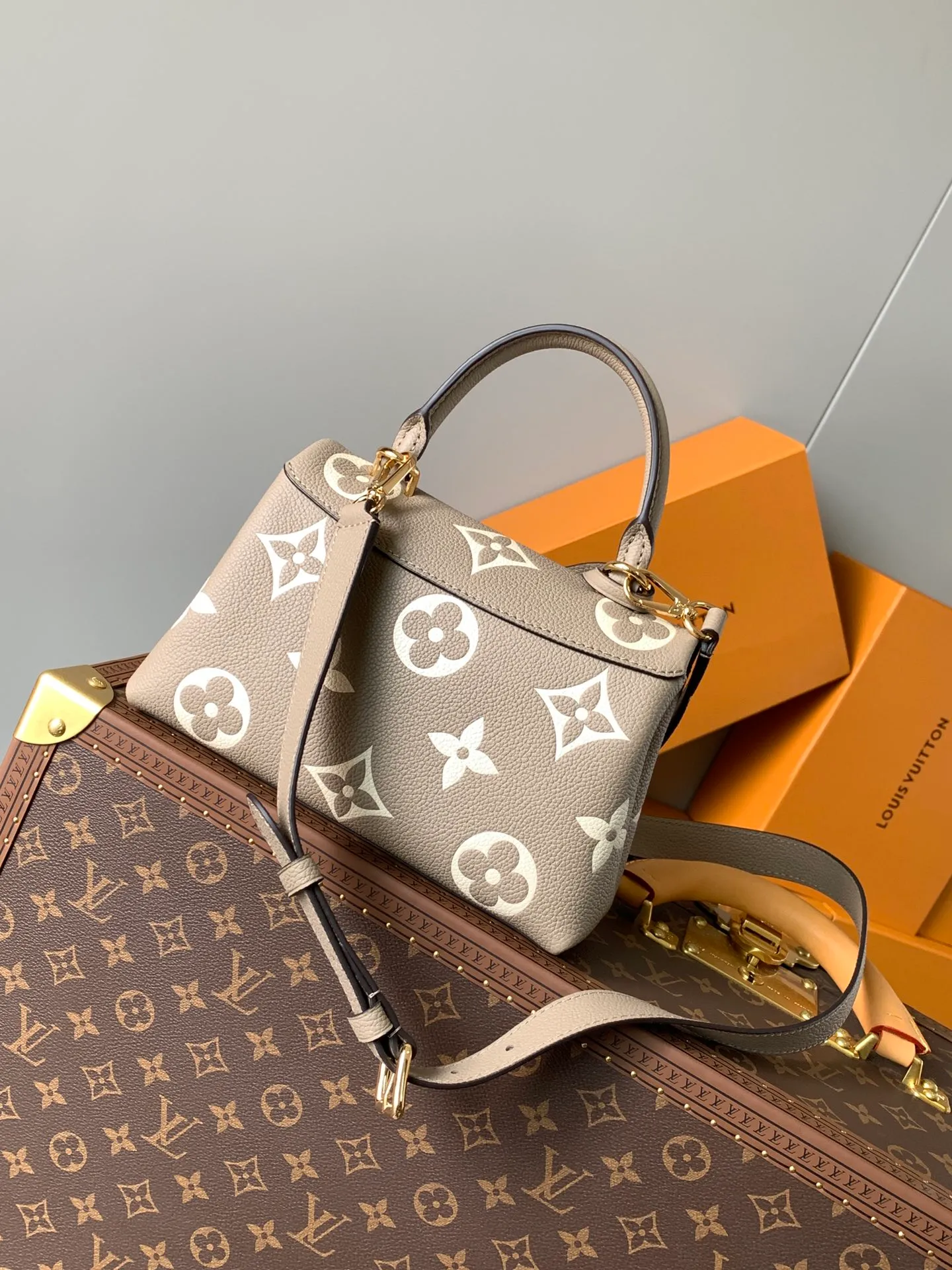 💰1040 (top layer leather) top quality original order, transcoding chip M46041 gray silk screen small size This Madeleine BB handbag is made of Monogram Empreinte embossed leather, with classic S-lock lock and leather key bag. The handle design makes it easy to carry by hand or elbow, and the detachable shoulder strap allows for shoulder or cross-body wear options. The exquisite design can accommodate daily necessities such as wallets, keys, and mobile phones. Dimensions: 24.0 x 17.0 x 8.5 cm (length x height x width)