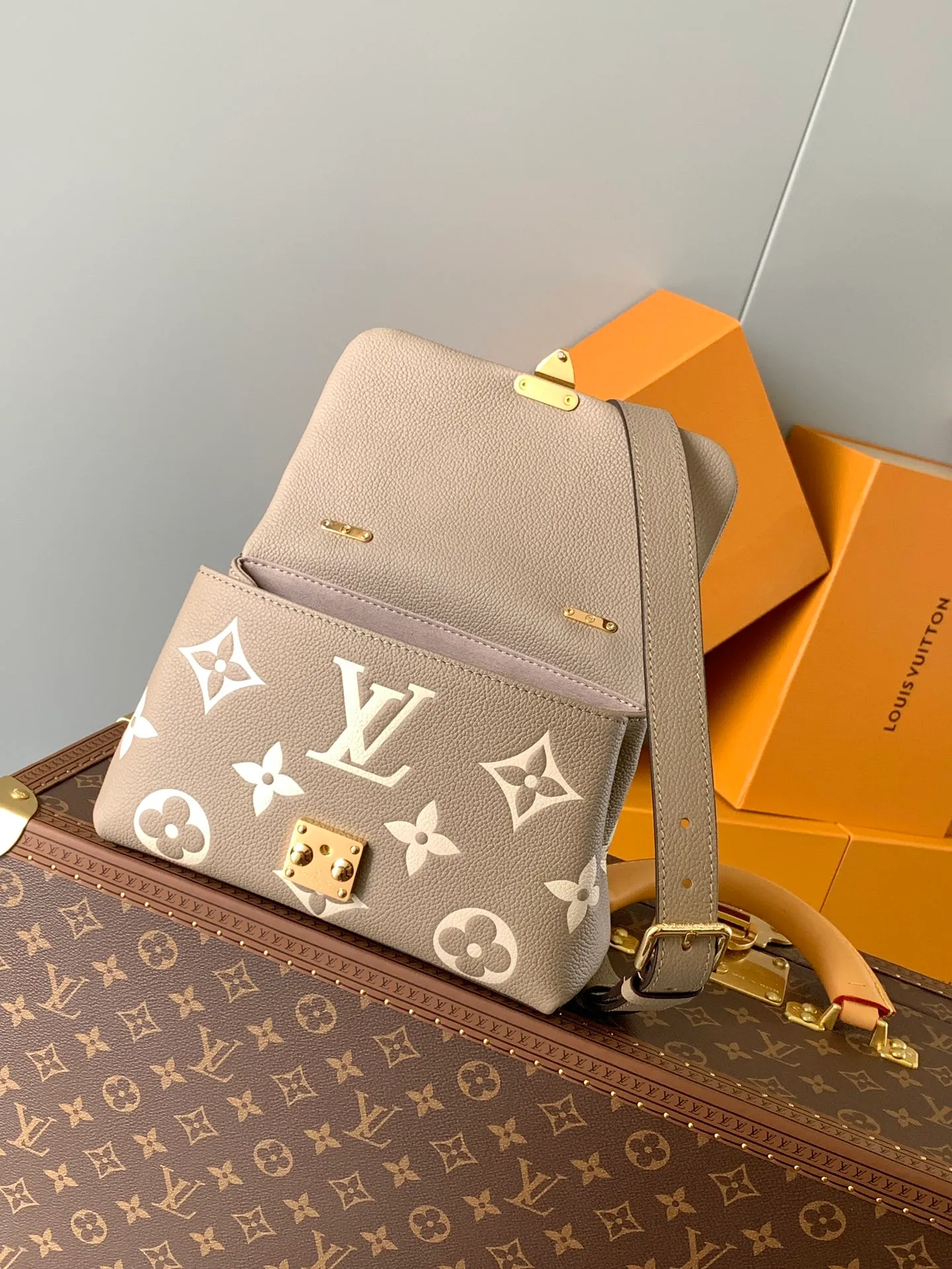 💰1040 (top layer leather) top quality original order, transcoding chip M46041 gray silk screen small size This Madeleine BB handbag is made of Monogram Empreinte embossed leather, with classic S-lock lock and leather key bag. The handle design makes it easy to carry by hand or elbow, and the detachable shoulder strap allows for shoulder or cross-body wear options. The exquisite design can accommodate daily necessities such as wallets, keys, and mobile phones. Dimensions: 24.0 x 17.0 x 8.5 cm (length x height x width)