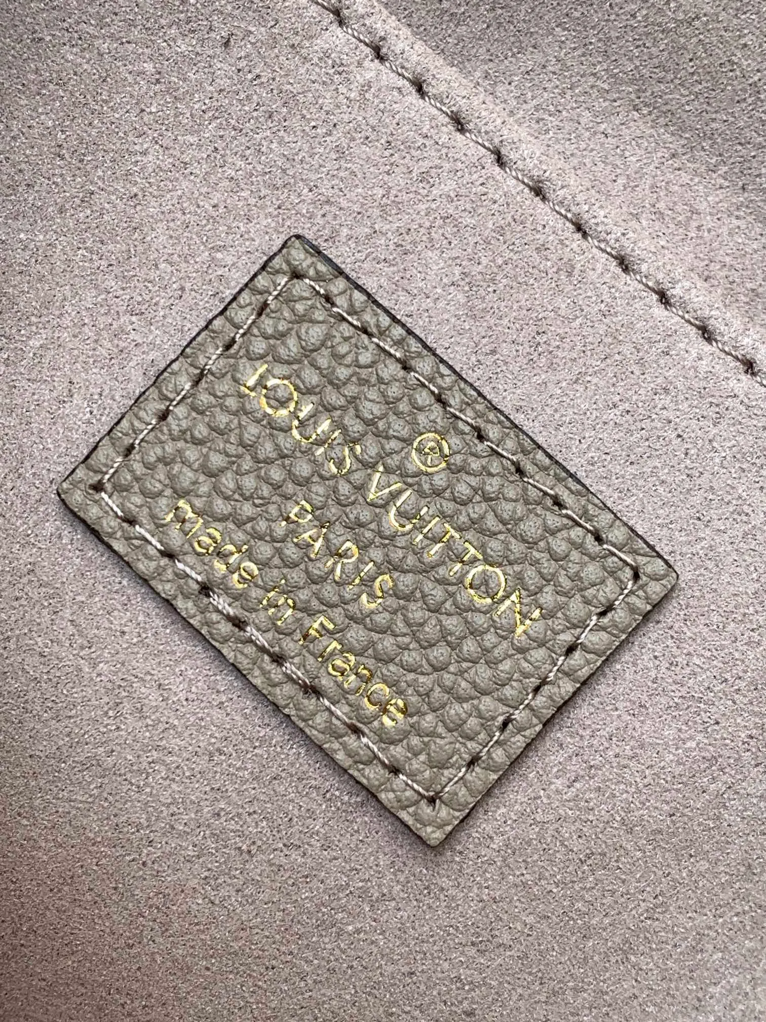 💰1040 (top layer leather) top quality original order, transcoding chip M46041 gray silk screen small size This Madeleine BB handbag is made of Monogram Empreinte embossed leather, with classic S-lock lock and leather key bag. The handle design makes it easy to carry by hand or elbow, and the detachable shoulder strap allows for shoulder or cross-body wear options. The exquisite design can accommodate daily necessities such as wallets, keys, and mobile phones. Dimensions: 24.0 x 17.0 x 8.5 cm (length x height x width)