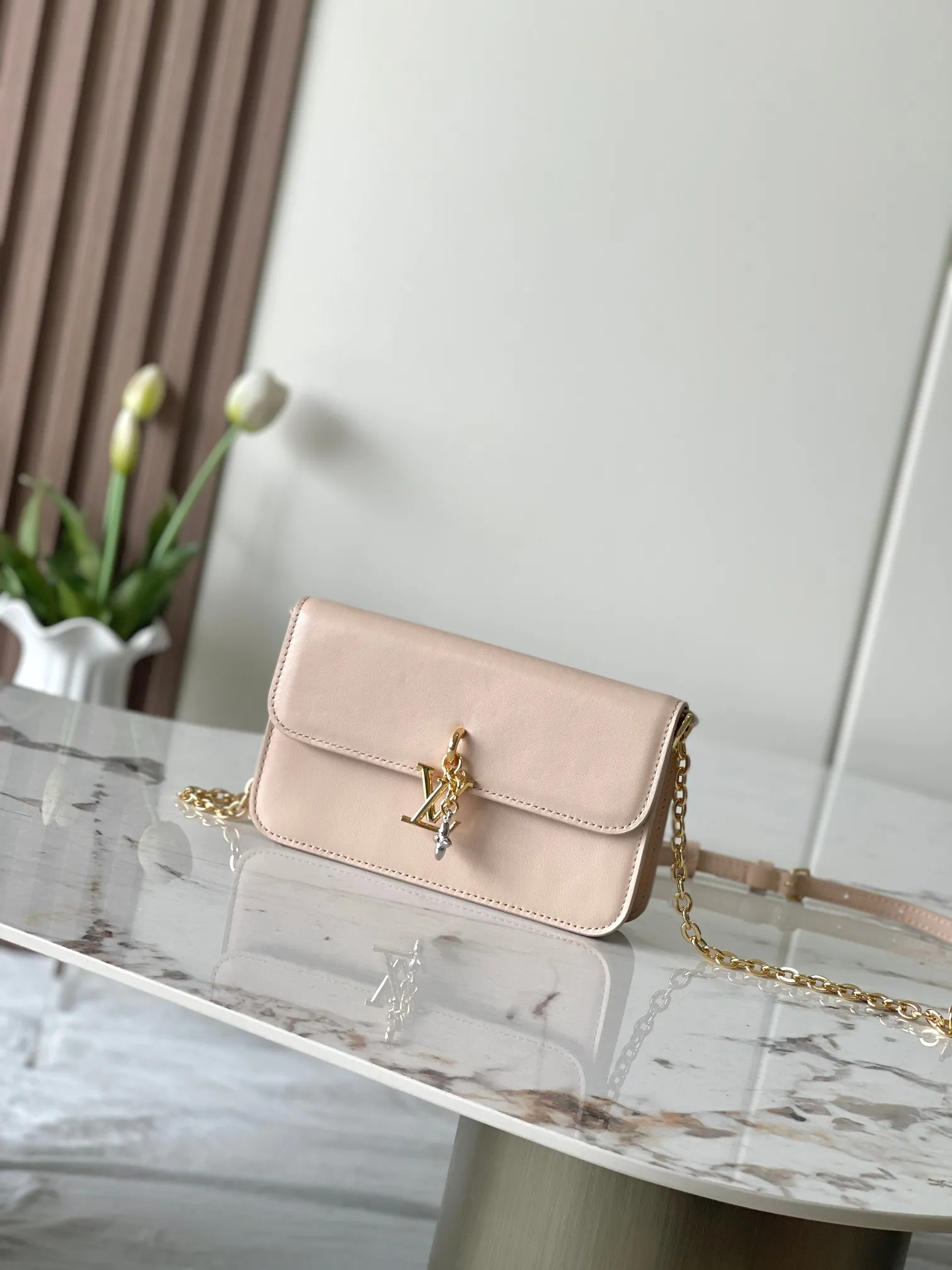 💰860 (top layer leather) top original single 163c01 chip M14564 black M14547 blue M14581 apricot M14548 rose authentic development This Wallet On Chain handbag comes from Louis Vuitton's LV Bloom series. It is cut from cow leather in a fashionable and practical configuration. It's decorated with embellishments inspired by the brand's iconic Monogram pattern. There's plenty of space to store a smartphone, and contrasting metal hardware adds an elegant touch. Dimensions: 11.5 x 4 x 20 cm (H x W x Length)