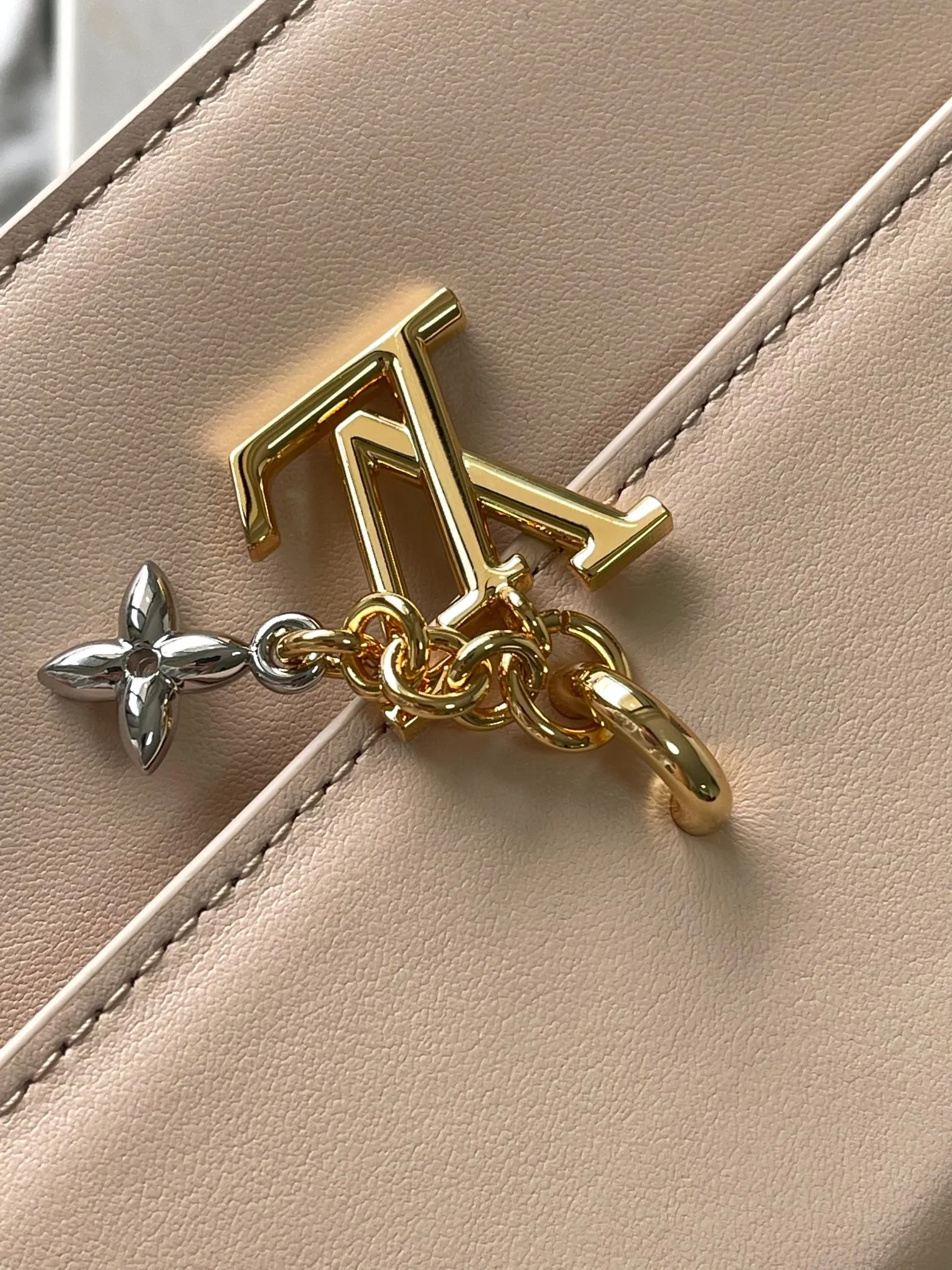 💰860 (top layer leather) top original single 163c01 chip M14564 black M14547 blue M14581 apricot M14548 rose authentic development This Wallet On Chain handbag comes from Louis Vuitton's LV Bloom series. It is cut from cow leather in a fashionable and practical configuration. It's decorated with embellishments inspired by the brand's iconic Monogram pattern. There's plenty of space to store a smartphone, and contrasting metal hardware adds an elegant touch. Dimensions: 11.5 x 4 x 20 cm (H x W x Length)