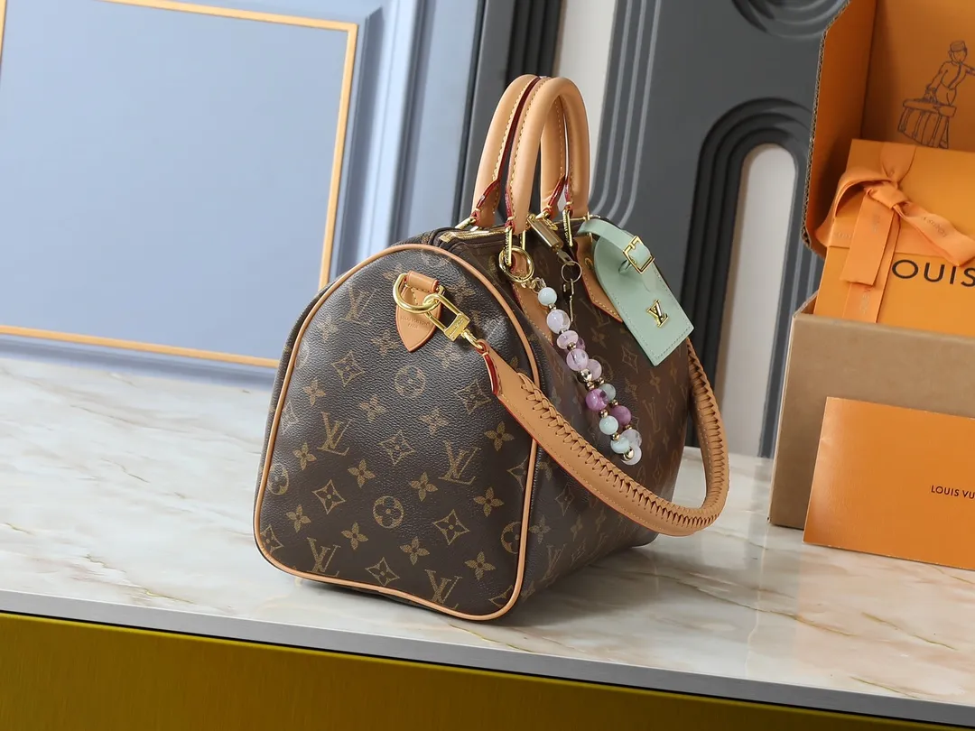 💰260💰Upgraded from the original M15107 M12803 M11945 M12243 M87212 M40391 Speedy Soft 30 Boho handbag is made of classic Monogram coated canvas, with leather lining and zipper inner pocket to inject color contrast. Ostrich leather trim and beaded chains bring the visual focus, while the key holder and address plate are thoughtful details, and the Toron handle allows for a variety of carrying options. Dimensions: 30.0 x 21.0 x 17.0 cm (length x height x width)