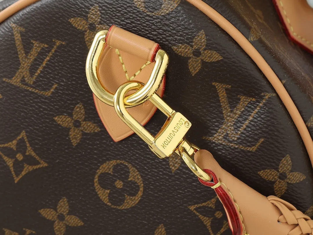 💰260💰Upgraded from the original M15107 M12803 M11945 M12243 M87212 M40391 Speedy Soft 30 Boho handbag is made of classic Monogram coated canvas, with leather lining and zipper inner pocket to inject color contrast. Ostrich leather trim and beaded chains bring the visual focus, while the key holder and address plate are thoughtful details, and the Toron handle allows for a variety of carrying options. Dimensions: 30.0 x 21.0 x 17.0 cm (length x height x width)