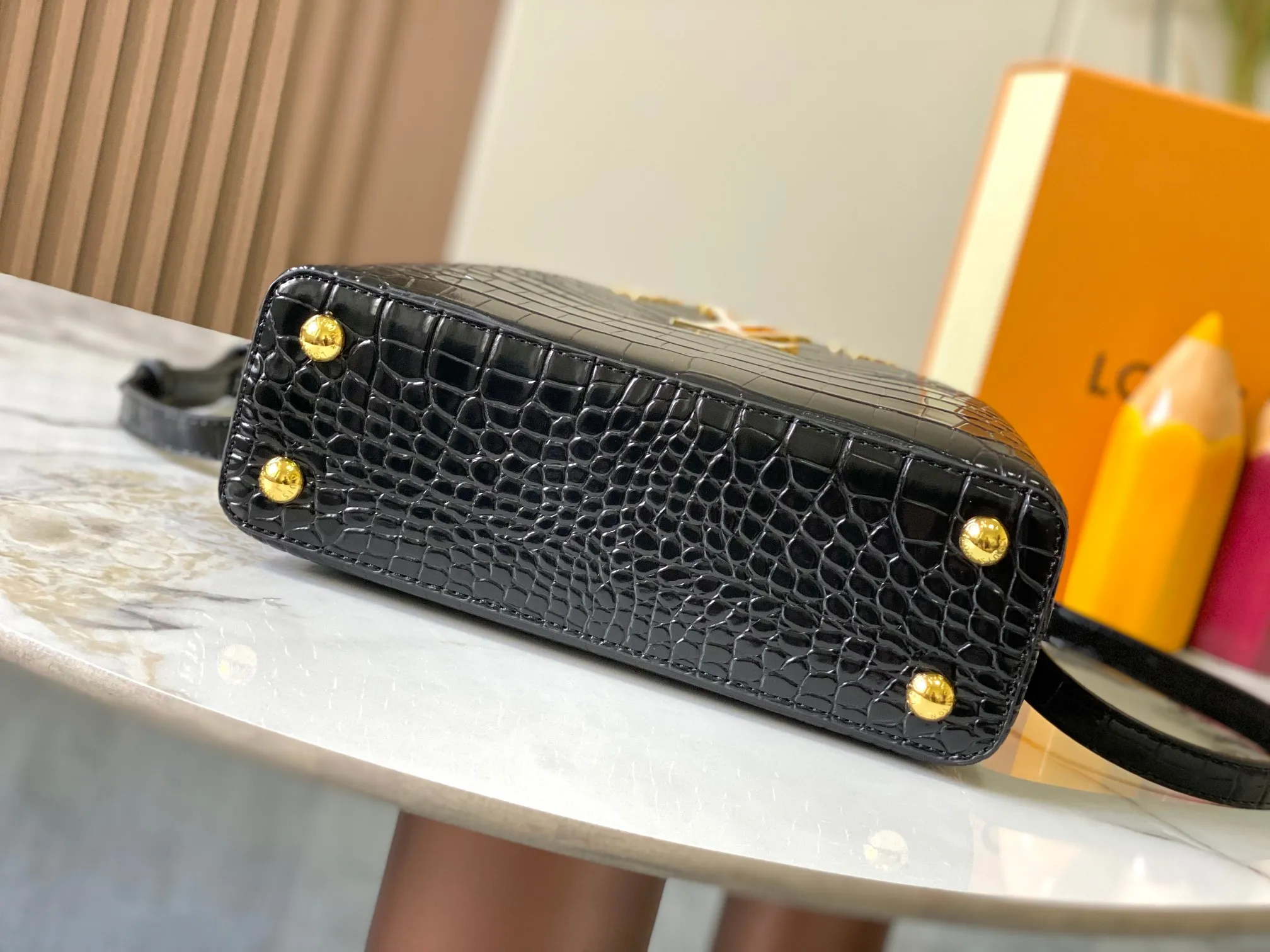 p460【Guangzhou top quality original】M86154 This Capucines BB handbag is made of Monogram crocodile pattern with pointed flowers and decorative lines, with LV letters and woven chains injecting metal edges, and with contrasting leather trims. The flip cover can be placed externally or internally, and the neat inner layer and multiple carrying methods complete the functional details.  27 x 18 x 9 cm (length x height x width)