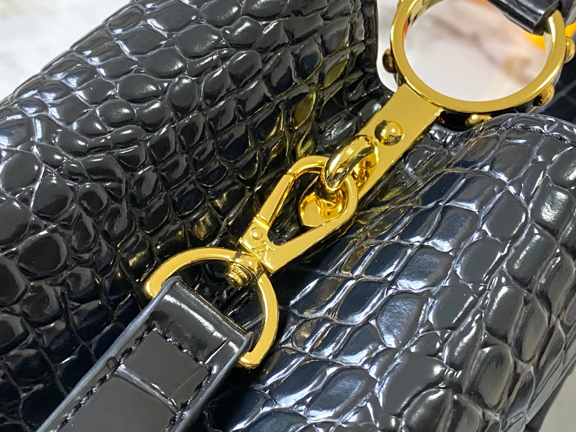 p460【Guangzhou top quality original】M86154 This Capucines BB handbag is made of Monogram crocodile pattern with pointed flowers and decorative lines, with LV letters and woven chains injecting metal edges, and with contrasting leather trims. The flip cover can be placed externally or internally, and the neat inner layer and multiple carrying methods complete the functional details.  27 x 18 x 9 cm (length x height x width)