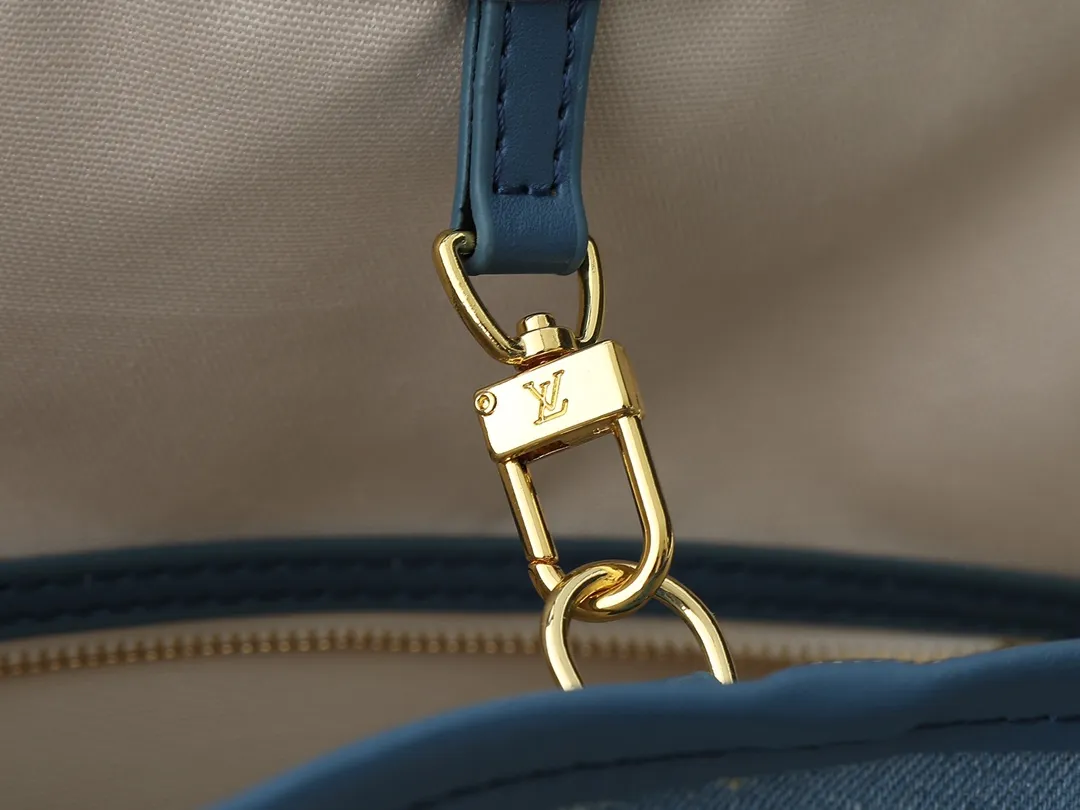 💰280💰Upgraded from the original M13192 M40995, this medium-sized Neverfull handbag is made of Monogram denim embellished with cow leather trim. The adjustable straps on the side can flexibly tighten the silhouette, making it a classic choice for urban travel. Plenty of space can easily store a 13-inch laptop, and multiple pockets such as a detachable zipper bag complete the functionality. Dimensions: 31.0 x 28.0 x 14.0 cm (length x height x width)