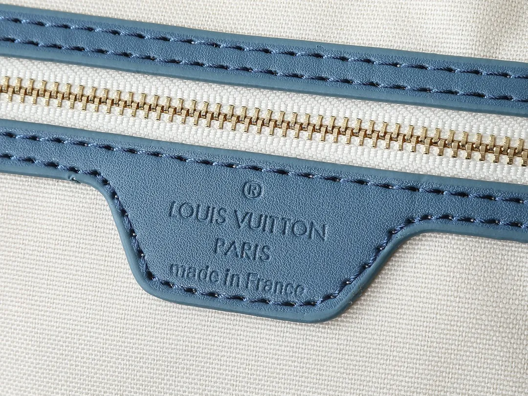 💰280💰Upgraded from the original M13192 M40995, this medium-sized Neverfull handbag is made of Monogram denim embellished with cow leather trim. The adjustable straps on the side can flexibly tighten the silhouette, making it a classic choice for urban travel. Plenty of space can easily store a 13-inch laptop, and multiple pockets such as a detachable zipper bag complete the functionality. Dimensions: 31.0 x 28.0 x 14.0 cm (length x height x width)